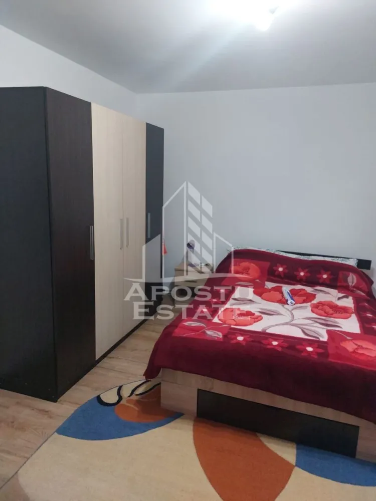 Apartament 1 camera de inchiriat, Medicina, Timisoara - Agentia imobiliara APOSTU ESTATE va propune spre inchiriere un apartament cu o camera, spatios si luminos, situat in zona Medicina-Semicentrala , o zona linistita si bine pozitionata din Timisoara, potrivit pentru cupluri, sau studenti care isi doresc o locuinta unde sa se simta confortabil si cu acces facil catre scoli, statii de autobuz , magazine de zona, parcuri.

Suprafata utila: 33 mp
Compartimentare eficienta:
-Hol de acces generos
-Bucatarie complet mobilata si utilata, 
-Dormitor mobilat si utilat
-Baie prevazuta cu cada

Confort si facilitati:
-Incalzirea apartamentului: colterm
-Apartamentul este complet mobilat si utilat

Localizare:
-Timis,Timisoara, zona Medicina-Semicentral – acces facil spre magazine,parcuri si mijloace de transport in comun.

Ideal pentru:
-Cupluri
-Studenti

Disponibilitate: imediata
Pret chirie lunara: 350 euro
Programeaza o vizionare pentru a-ti putea imagina viitorul aici!
Id intern CP2956288
