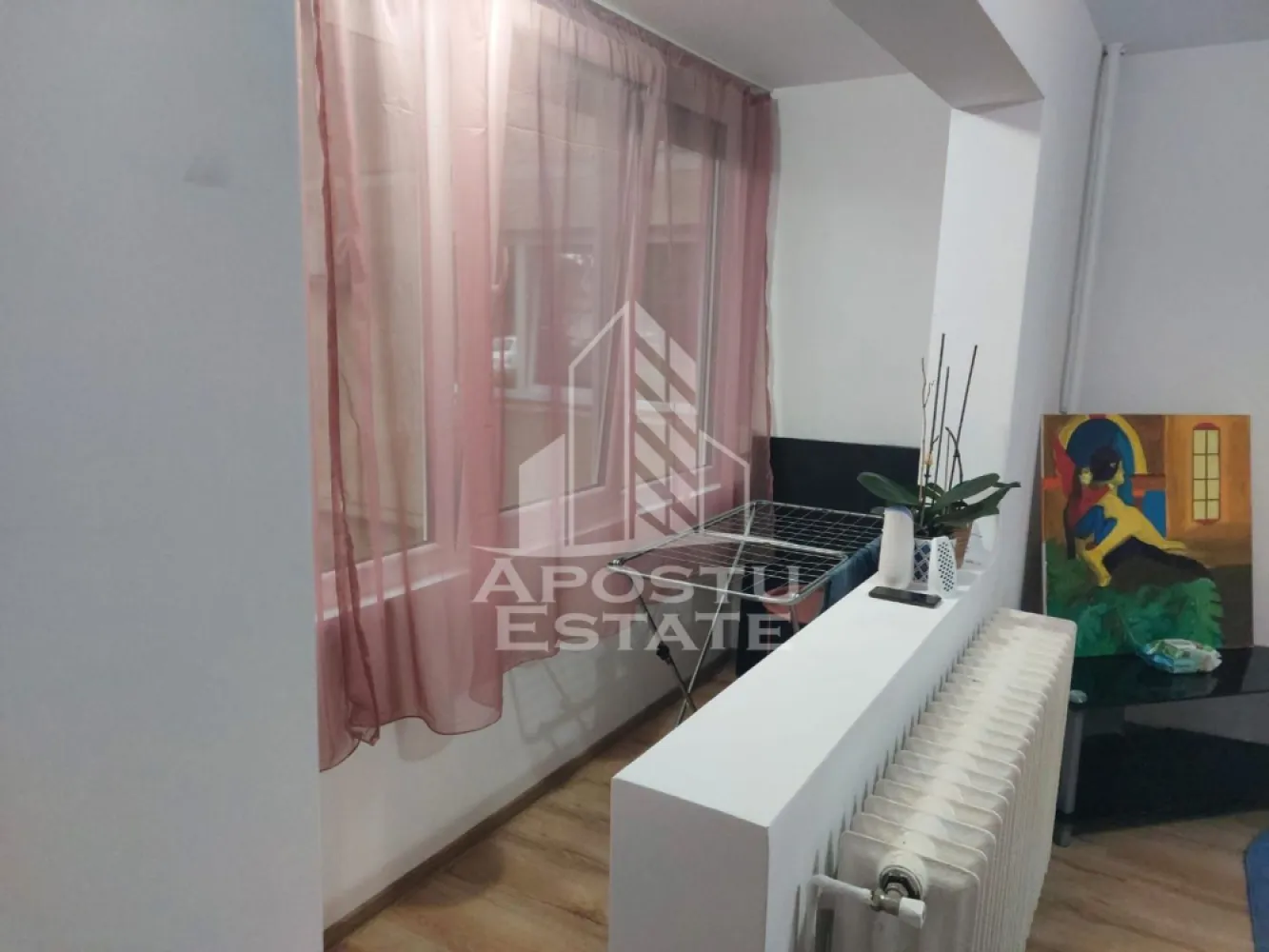 Apartament 1 camera de inchiriat, Medicina, Timisoara - Agentia imobiliara APOSTU ESTATE va propune spre inchiriere un apartament cu o camera, spatios si luminos, situat in zona Medicina-Semicentrala , o zona linistita si bine pozitionata din Timisoara, potrivit pentru cupluri, sau studenti care isi doresc o locuinta unde sa se simta confortabil si cu acces facil catre scoli, statii de autobuz , magazine de zona, parcuri.

Suprafata utila: 33 mp
Compartimentare eficienta:
-Hol de acces generos
-Bucatarie complet mobilata si utilata, 
-Dormitor mobilat si utilat
-Baie prevazuta cu cada

Confort si facilitati:
-Incalzirea apartamentului: colterm
-Apartamentul este complet mobilat si utilat

Localizare:
-Timis,Timisoara, zona Medicina-Semicentral – acces facil spre magazine,parcuri si mijloace de transport in comun.

Ideal pentru:
-Cupluri
-Studenti

Disponibilitate: imediata
Pret chirie lunara: 350 euro
Programeaza o vizionare pentru a-ti putea imagina viitorul aici!
Id intern CP2956288