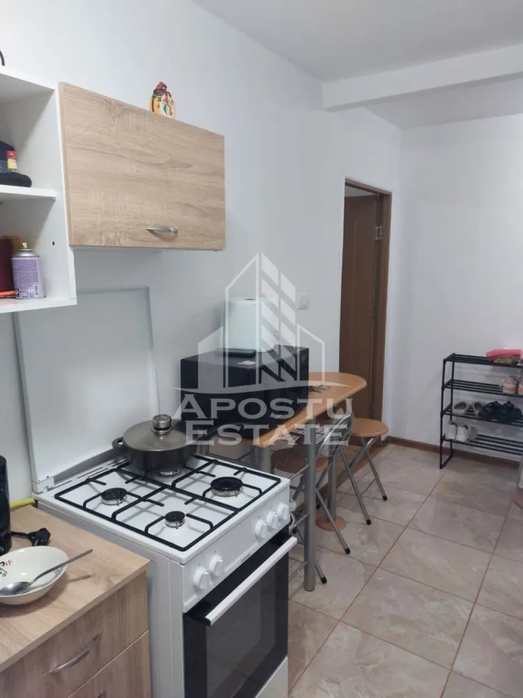 Apartament 1 camera de inchiriat, Medicina, Timisoara - Agentia imobiliara APOSTU ESTATE va propune spre inchiriere un apartament cu o camera, spatios si luminos, situat in zona Medicina-Semicentrala , o zona linistita si bine pozitionata din Timisoara, potrivit pentru cupluri, sau studenti care isi doresc o locuinta unde sa se simta confortabil si cu acces facil catre scoli, statii de autobuz , magazine de zona, parcuri.

Suprafata utila: 33 mp
Compartimentare eficienta:
-Hol de acces generos
-Bucatarie complet mobilata si utilata, 
-Dormitor mobilat si utilat
-Baie prevazuta cu cada

Confort si facilitati:
-Incalzirea apartamentului: colterm
-Apartamentul este complet mobilat si utilat

Localizare:
-Timis,Timisoara, zona Medicina-Semicentral – acces facil spre magazine,parcuri si mijloace de transport in comun.

Ideal pentru:
-Cupluri
-Studenti

Disponibilitate: imediata
Pret chirie lunara: 350 euro
Programeaza o vizionare pentru a-ti putea imagina viitorul aici!
Id intern CP2956288