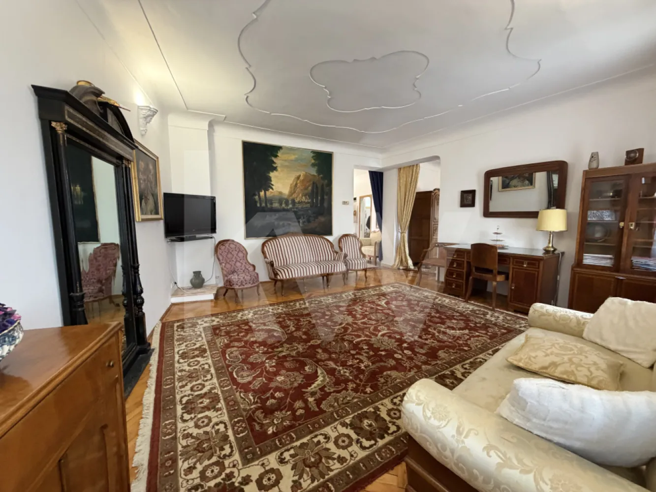 Apartament 3 camere ultracentral Sibiu – bijuterie artistică la cheie! - Descoperă un apartament cu adevărat special în inima Sibiului: 
3 camere generoase (86 mp utili), la casă , cu intrare separată din curte interioară liniștită. 
Se vinde mobilat și utilat complet, gata de locuit sau de continuat afacerea de închirieri turistice. Există si opțiunea de a se vinde nemobilat. 
Ceea ce îl face unic este stilul rafinat și colecția impresionantă de artă: mobilier din lemn masiv sculptat manual, piese adevărate de artizanat, oglinzi de cristal care amplifică lumina și eleganța, tablouri originale și numeroase obiecte de artă care transformă fiecare cameră într-o mică galerie. Atmosfera este caldă, sofisticată și plină de personalitate – un interior care îmbină confortul cu rafinamentul artistic.
Dispune de living spațios, două dormitoare, bucătărie complet utilată, baie modernă, plus pivniță- 9 mp, pod și magazie separată în curte- 19 mp. Încălzire centrală, stare excelentă și finisaje de calitate.
Locație de excepție: la doar câteva minute de mers pe jos de Centrul Istoric, Piața Mare– ideal atât pentru o locuință rezidențială elegantă, cât și pentru o investiție profitabilă în regim hotelier (Booking/Airbnb).
O proprietate rară, cu suflet și caracter, perfectă pentru cei care apreciază frumosul și valoarea autentică.
Se vinde la cheie, mobilat și utilat. 
Preț negociabil. 
Contactează-mă pentru vizionare – merită văzut!
