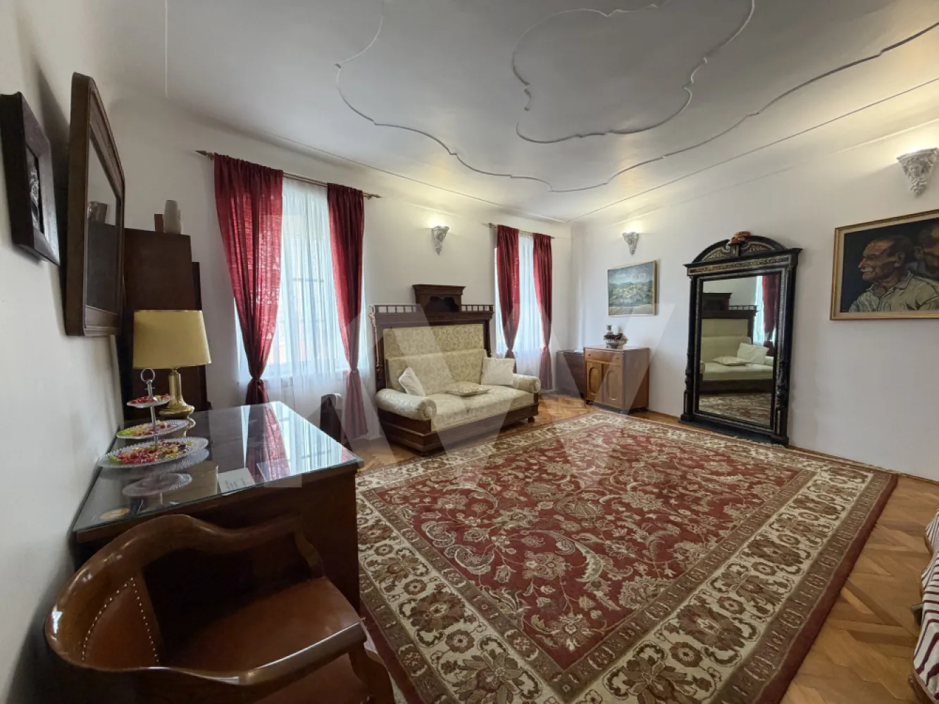 Apartament 3 camere ultracentral Sibiu – bijuterie artistică la cheie! - Descoperă un apartament cu adevărat special în inima Sibiului: 
3 camere generoase (86 mp utili), la casă , cu intrare separată din curte interioară liniștită. 
Se vinde mobilat și utilat complet, gata de locuit sau de continuat afacerea de închirieri turistice. Există si opțiunea de a se vinde nemobilat. 
Ceea ce îl face unic este stilul rafinat și colecția impresionantă de artă: mobilier din lemn masiv sculptat manual, piese adevărate de artizanat, oglinzi de cristal care amplifică lumina și eleganța, tablouri originale și numeroase obiecte de artă care transformă fiecare cameră într-o mică galerie. Atmosfera este caldă, sofisticată și plină de personalitate – un interior care îmbină confortul cu rafinamentul artistic.
Dispune de living spațios, două dormitoare, bucătărie complet utilată, baie modernă, plus pivniță- 9 mp, pod și magazie separată în curte- 19 mp. Încălzire centrală, stare excelentă și finisaje de calitate.
Locație de excepție: la doar câteva minute de mers pe jos de Centrul Istoric, Piața Mare– ideal atât pentru o locuință rezidențială elegantă, cât și pentru o investiție profitabilă în regim hotelier (Booking/Airbnb).
O proprietate rară, cu suflet și caracter, perfectă pentru cei care apreciază frumosul și valoarea autentică.
Se vinde la cheie, mobilat și utilat. 
Preț negociabil. 
Contactează-mă pentru vizionare – merită văzut!
