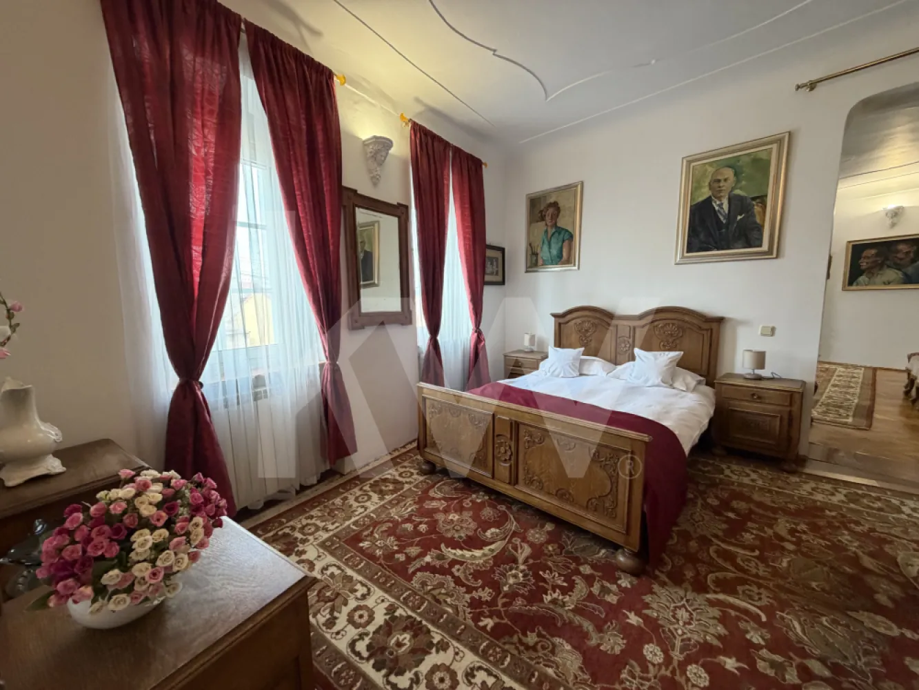 Apartament 3 camere ultracentral Sibiu – bijuterie artistică la cheie! - Descoperă un apartament cu adevărat special în inima Sibiului: 
3 camere generoase (86 mp utili), la casă , cu intrare separată din curte interioară liniștită. 
Se vinde mobilat și utilat complet, gata de locuit sau de continuat afacerea de închirieri turistice. Există si opțiunea de a se vinde nemobilat. 
Ceea ce îl face unic este stilul rafinat și colecția impresionantă de artă: mobilier din lemn masiv sculptat manual, piese adevărate de artizanat, oglinzi de cristal care amplifică lumina și eleganța, tablouri originale și numeroase obiecte de artă care transformă fiecare cameră într-o mică galerie. Atmosfera este caldă, sofisticată și plină de personalitate – un interior care îmbină confortul cu rafinamentul artistic.
Dispune de living spațios, două dormitoare, bucătărie complet utilată, baie modernă, plus pivniță- 9 mp, pod și magazie separată în curte- 19 mp. Încălzire centrală, stare excelentă și finisaje de calitate.
Locație de excepție: la doar câteva minute de mers pe jos de Centrul Istoric, Piața Mare– ideal atât pentru o locuință rezidențială elegantă, cât și pentru o investiție profitabilă în regim hotelier (Booking/Airbnb).
O proprietate rară, cu suflet și caracter, perfectă pentru cei care apreciază frumosul și valoarea autentică.
Se vinde la cheie, mobilat și utilat. 
Preț negociabil. 
Contactează-mă pentru vizionare – merită văzut!

