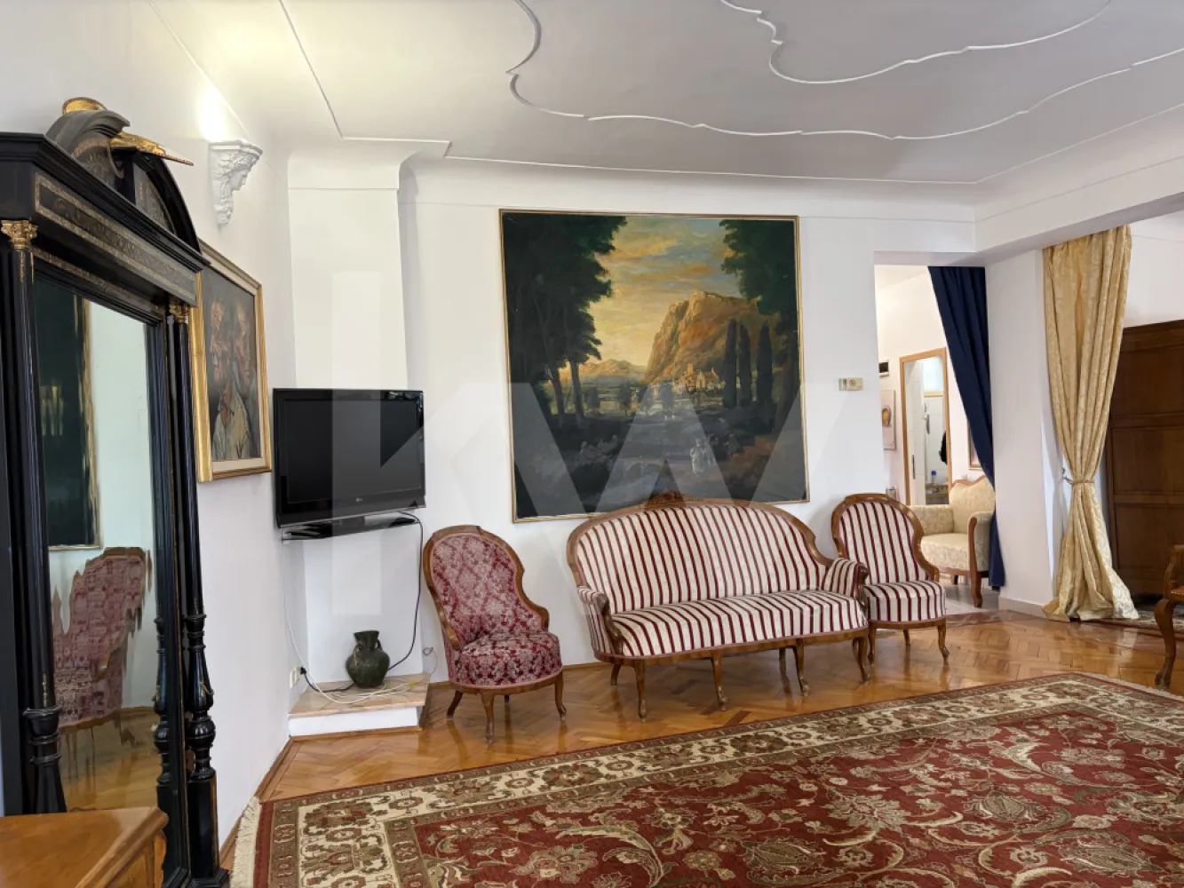 Apartament 3 camere ultracentral Sibiu – bijuterie artistică la cheie! - Descoperă un apartament cu adevărat special în inima Sibiului: 
3 camere generoase (86 mp utili), la casă , cu intrare separată din curte interioară liniștită. 
Se vinde mobilat și utilat complet, gata de locuit sau de continuat afacerea de închirieri turistice. Există si opțiunea de a se vinde nemobilat. 
Ceea ce îl face unic este stilul rafinat și colecția impresionantă de artă: mobilier din lemn masiv sculptat manual, piese adevărate de artizanat, oglinzi de cristal care amplifică lumina și eleganța, tablouri originale și numeroase obiecte de artă care transformă fiecare cameră într-o mică galerie. Atmosfera este caldă, sofisticată și plină de personalitate – un interior care îmbină confortul cu rafinamentul artistic.
Dispune de living spațios, două dormitoare, bucătărie complet utilată, baie modernă, plus pivniță- 9 mp, pod și magazie separată în curte- 19 mp. Încălzire centrală, stare excelentă și finisaje de calitate.
Locație de excepție: la doar câteva minute de mers pe jos de Centrul Istoric, Piața Mare– ideal atât pentru o locuință rezidențială elegantă, cât și pentru o investiție profitabilă în regim hotelier (Booking/Airbnb).
O proprietate rară, cu suflet și caracter, perfectă pentru cei care apreciază frumosul și valoarea autentică.
Se vinde la cheie, mobilat și utilat. 
Preț negociabil. 
Contactează-mă pentru vizionare – merită văzut!
