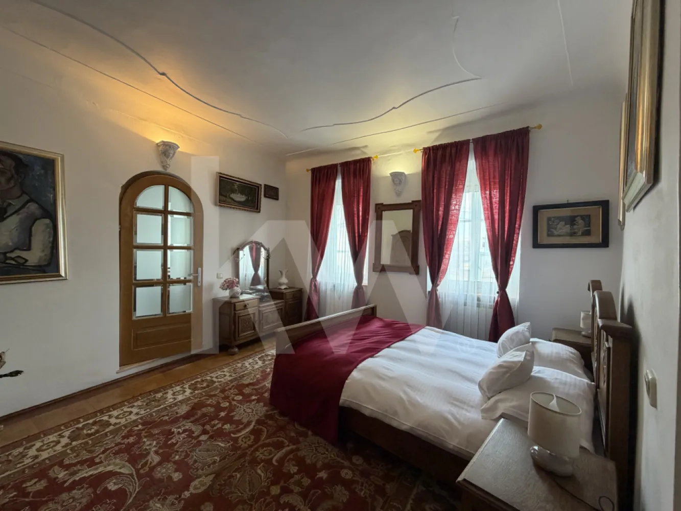 Apartament 3 camere ultracentral Sibiu – bijuterie artistică la cheie! - Descoperă un apartament cu adevărat special în inima Sibiului: 
3 camere generoase (86 mp utili), la casă , cu intrare separată din curte interioară liniștită. 
Se vinde mobilat și utilat complet, gata de locuit sau de continuat afacerea de închirieri turistice. Există si opțiunea de a se vinde nemobilat. 
Ceea ce îl face unic este stilul rafinat și colecția impresionantă de artă: mobilier din lemn masiv sculptat manual, piese adevărate de artizanat, oglinzi de cristal care amplifică lumina și eleganța, tablouri originale și numeroase obiecte de artă care transformă fiecare cameră într-o mică galerie. Atmosfera este caldă, sofisticată și plină de personalitate – un interior care îmbină confortul cu rafinamentul artistic.
Dispune de living spațios, două dormitoare, bucătărie complet utilată, baie modernă, plus pivniță- 9 mp, pod și magazie separată în curte- 19 mp. Încălzire centrală, stare excelentă și finisaje de calitate.
Locație de excepție: la doar câteva minute de mers pe jos de Centrul Istoric, Piața Mare– ideal atât pentru o locuință rezidențială elegantă, cât și pentru o investiție profitabilă în regim hotelier (Booking/Airbnb).
O proprietate rară, cu suflet și caracter, perfectă pentru cei care apreciază frumosul și valoarea autentică.
Se vinde la cheie, mobilat și utilat. 
Preț negociabil. 
Contactează-mă pentru vizionare – merită văzut!
