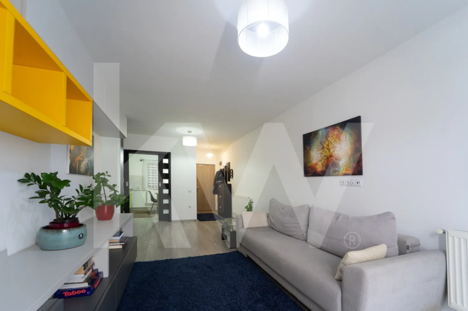 Apartament 3 camere cu curte proprie 104 mp - La intrarea în Cartierul Arhitecților, într-o zonă cu vizibilitate excelentă și acces rapid către oraș, se află această proprietate rară, care îmbină perfect confortul rezidențial cu funcționalitatea comercială.
Apartamentul are o suprafață utilă de 66 mp, este inteligent compartimentat și se remarcă printr-un atu extrem de greu de găsit: curte privată de 104 mp, un spațiu care schimbă complet modul în care locuiești sau îți desfășori activitatea.
Interiorul este aerisit și versatil, format din 3 camere, dintre care două au destinație comercială, oferind multiple posibilități de utilizare: birou, cabinet, salon, showroom, spațiu de creație sau chiar combinarea activității profesionale cu viața de zi cu zi. Practic, poți locui și lucra în același loc, fără compromisuri.

Grădina – punctul forte al proprietății

Curtea proprie de 104 mp este elementul care diferențiază clar acest apartament de orice altă ofertă din zonă.
Un spațiu intim, privat, care poate deveni:

zonă verde de relaxare
terasă generoasă pentru clienți sau familie
loc de joacă
extensie a activității comerciale
sau un colț personal de liniște, rar întâlnit într-un apartament

Un beneficiu real, atât pentru uz personal, cât și pentru valoarea investițională a proprietății.

Detalii care contează:

Suprafață utilă: 66 mp
3 camere, dintre care 2 cu destinație comercială
Curte privată: 104 mp
Construcție 2016
Baie cu geam natural
1 loc de parcare inclus
Acces facil și vizibilitate foarte bună
Destinație rezidențială + comercială


 Pentru mai multe informații sau pentru a programa o vizionare, te invit să mă contactezi.