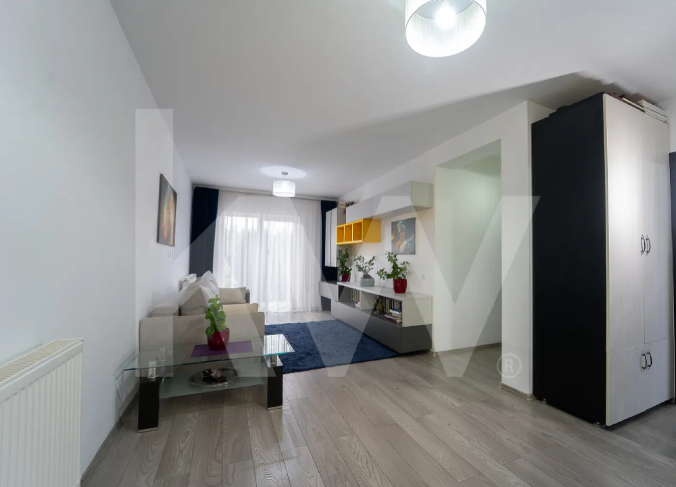 Apartament 3 camere cu curte proprie 104 mp - La intrarea în Cartierul Arhitecților, într-o zonă cu vizibilitate excelentă și acces rapid către oraș, se află această proprietate rară, care îmbină perfect confortul rezidențial cu funcționalitatea comercială.
Apartamentul are o suprafață utilă de 66 mp, este inteligent compartimentat și se remarcă printr-un atu extrem de greu de găsit: curte privată de 104 mp, un spațiu care schimbă complet modul în care locuiești sau îți desfășori activitatea.
Interiorul este aerisit și versatil, format din 3 camere, dintre care două au destinație comercială, oferind multiple posibilități de utilizare: birou, cabinet, salon, showroom, spațiu de creație sau chiar combinarea activității profesionale cu viața de zi cu zi. Practic, poți locui și lucra în același loc, fără compromisuri.

Grădina – punctul forte al proprietății

Curtea proprie de 104 mp este elementul care diferențiază clar acest apartament de orice altă ofertă din zonă.
Un spațiu intim, privat, care poate deveni:

zonă verde de relaxare
terasă generoasă pentru clienți sau familie
loc de joacă
extensie a activității comerciale
sau un colț personal de liniște, rar întâlnit într-un apartament

Un beneficiu real, atât pentru uz personal, cât și pentru valoarea investițională a proprietății.

Detalii care contează:

Suprafață utilă: 66 mp
3 camere, dintre care 2 cu destinație comercială
Curte privată: 104 mp
Construcție 2016
Baie cu geam natural
1 loc de parcare inclus
Acces facil și vizibilitate foarte bună
Destinație rezidențială + comercială


 Pentru mai multe informații sau pentru a programa o vizionare, te invit să mă contactezi.