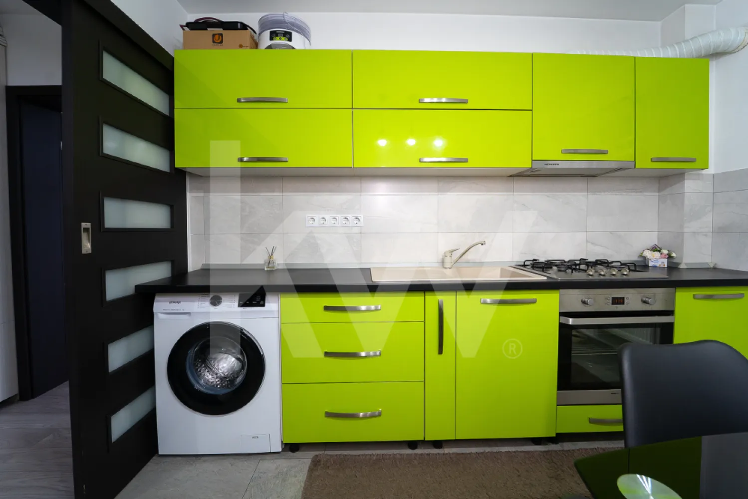 Apartament 3 camere cu curte proprie 104 mp - La intrarea în Cartierul Arhitecților, într-o zonă cu vizibilitate excelentă și acces rapid către oraș, se află această proprietate rară, care îmbină perfect confortul rezidențial cu funcționalitatea comercială.
Apartamentul are o suprafață utilă de 66 mp, este inteligent compartimentat și se remarcă printr-un atu extrem de greu de găsit: curte privată de 104 mp, un spațiu care schimbă complet modul în care locuiești sau îți desfășori activitatea.
Interiorul este aerisit și versatil, format din 3 camere, dintre care două au destinație comercială, oferind multiple posibilități de utilizare: birou, cabinet, salon, showroom, spațiu de creație sau chiar combinarea activității profesionale cu viața de zi cu zi. Practic, poți locui și lucra în același loc, fără compromisuri.

Grădina – punctul forte al proprietății

Curtea proprie de 104 mp este elementul care diferențiază clar acest apartament de orice altă ofertă din zonă.
Un spațiu intim, privat, care poate deveni:

zonă verde de relaxare
terasă generoasă pentru clienți sau familie
loc de joacă
extensie a activității comerciale
sau un colț personal de liniște, rar întâlnit într-un apartament

Un beneficiu real, atât pentru uz personal, cât și pentru valoarea investițională a proprietății.

Detalii care contează:

Suprafață utilă: 66 mp
3 camere, dintre care 2 cu destinație comercială
Curte privată: 104 mp
Construcție 2016
Baie cu geam natural
1 loc de parcare inclus
Acces facil și vizibilitate foarte bună
Destinație rezidențială + comercială


 Pentru mai multe informații sau pentru a programa o vizionare, te invit să mă contactezi.