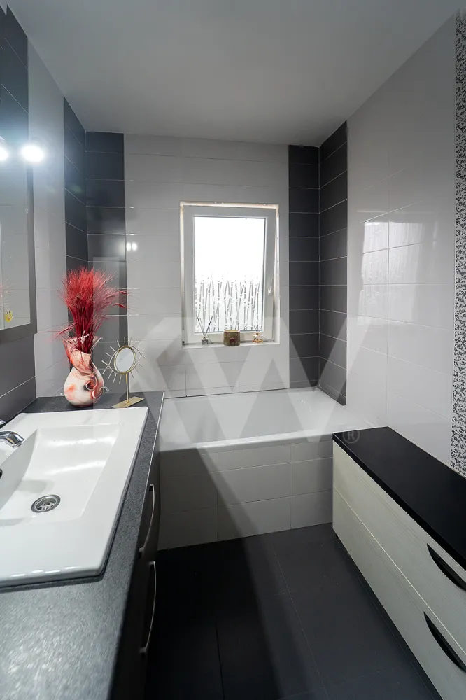 Apartament 3 camere cu curte proprie 104 mp - La intrarea în Cartierul Arhitecților, într-o zonă cu vizibilitate excelentă și acces rapid către oraș, se află această proprietate rară, care îmbină perfect confortul rezidențial cu funcționalitatea comercială.
Apartamentul are o suprafață utilă de 66 mp, este inteligent compartimentat și se remarcă printr-un atu extrem de greu de găsit: curte privată de 104 mp, un spațiu care schimbă complet modul în care locuiești sau îți desfășori activitatea.
Interiorul este aerisit și versatil, format din 3 camere, dintre care două au destinație comercială, oferind multiple posibilități de utilizare: birou, cabinet, salon, showroom, spațiu de creație sau chiar combinarea activității profesionale cu viața de zi cu zi. Practic, poți locui și lucra în același loc, fără compromisuri.

Grădina – punctul forte al proprietății

Curtea proprie de 104 mp este elementul care diferențiază clar acest apartament de orice altă ofertă din zonă.
Un spațiu intim, privat, care poate deveni:

zonă verde de relaxare
terasă generoasă pentru clienți sau familie
loc de joacă
extensie a activității comerciale
sau un colț personal de liniște, rar întâlnit într-un apartament

Un beneficiu real, atât pentru uz personal, cât și pentru valoarea investițională a proprietății.

Detalii care contează:

Suprafață utilă: 66 mp
3 camere, dintre care 2 cu destinație comercială
Curte privată: 104 mp
Construcție 2016
Baie cu geam natural
1 loc de parcare inclus
Acces facil și vizibilitate foarte bună
Destinație rezidențială + comercială


 Pentru mai multe informații sau pentru a programa o vizionare, te invit să mă contactezi.
