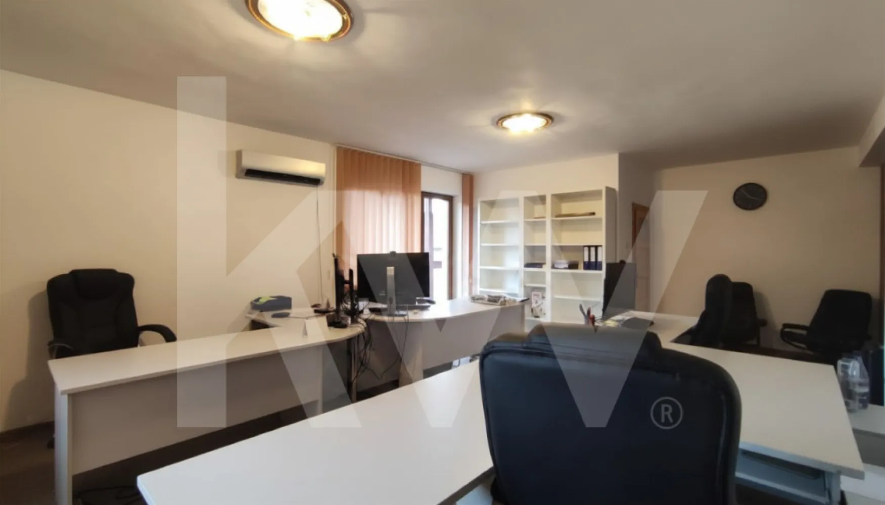 Spațiu de birouri – Etaj întreg | Zona Centrală Sibiu, lângă Promenada Mall - Oferim spre închiriere un etaj întreg dintr-o clădire rezidențială recondiționată, situat în una dintre cele mai accesibile și vizibile zone din Sibiu – în imediata apropiere a Promenada Mall și a Gării Centrale, cu acces facil din orice parte a orașului.

Spațiul este amenajat și conceput pentru activități de birou clasice, fiind potrivit pentru firme care desfășoară activitate internă. Se potrivește în special departamentelor administrative, echipelor de contabilitate, IT, proiectare, consultanță sau altor activități unde accesul este limitat la angajați. Nu este pretabil pentru activități cu flux ridicat de clienți sau public.

Caracteristici principale:

Suprafață utilă: etaj întreg cu intrare separată și independentă
Configurație: 3 birouri, bucătărie, 4 grupuri sanitare și hol generos
Acces la 2 balcoane
3 locuri de parcare în curtea interioară
Parțial mobilat 
Clădire bine întreținută, zonă cu circulație intensă și vizibilitate bună
