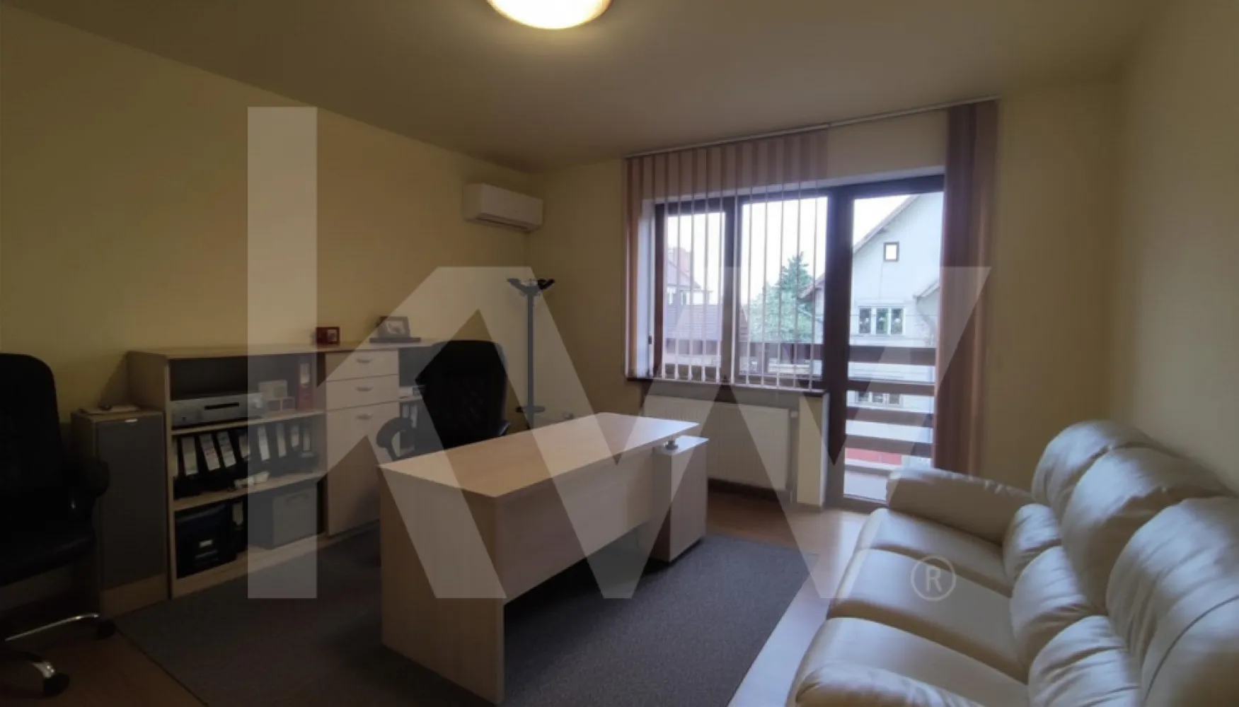 Spațiu de birouri – Etaj întreg | Zona Centrală Sibiu, lângă Promenada Mall - Oferim spre închiriere un etaj întreg dintr-o clădire rezidențială recondiționată, situat în una dintre cele mai accesibile și vizibile zone din Sibiu – în imediata apropiere a Promenada Mall și a Gării Centrale, cu acces facil din orice parte a orașului.

Spațiul este amenajat și conceput pentru activități de birou clasice, fiind potrivit pentru firme care desfășoară activitate internă. Se potrivește în special departamentelor administrative, echipelor de contabilitate, IT, proiectare, consultanță sau altor activități unde accesul este limitat la angajați. Nu este pretabil pentru activități cu flux ridicat de clienți sau public.

Caracteristici principale:

Suprafață utilă: etaj întreg cu intrare separată și independentă
Configurație: 3 birouri, bucătărie, 4 grupuri sanitare și hol generos
Acces la 2 balcoane
3 locuri de parcare în curtea interioară
Parțial mobilat 
Clădire bine întreținută, zonă cu circulație intensă și vizibilitate bună

