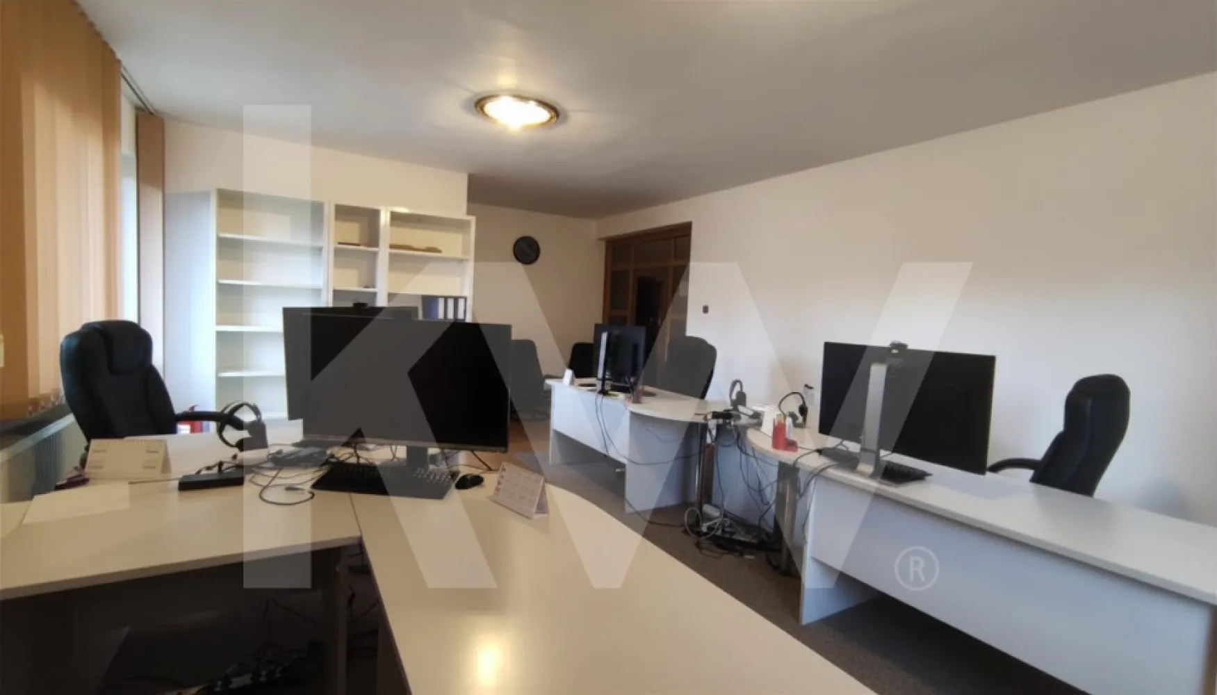 Spațiu de birouri – Etaj întreg | Zona Centrală Sibiu, lângă Promenada Mall - Oferim spre închiriere un etaj întreg dintr-o clădire rezidențială recondiționată, situat în una dintre cele mai accesibile și vizibile zone din Sibiu – în imediata apropiere a Promenada Mall și a Gării Centrale, cu acces facil din orice parte a orașului.

Spațiul este amenajat și conceput pentru activități de birou clasice, fiind potrivit pentru firme care desfășoară activitate internă. Se potrivește în special departamentelor administrative, echipelor de contabilitate, IT, proiectare, consultanță sau altor activități unde accesul este limitat la angajați. Nu este pretabil pentru activități cu flux ridicat de clienți sau public.

Caracteristici principale:

Suprafață utilă: etaj întreg cu intrare separată și independentă
Configurație: 3 birouri, bucătărie, 4 grupuri sanitare și hol generos
Acces la 2 balcoane
3 locuri de parcare în curtea interioară
Parțial mobilat 
Clădire bine întreținută, zonă cu circulație intensă și vizibilitate bună
