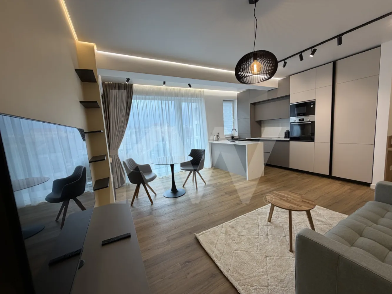 Apartament 2 camere prima închiriere – strada Lânii , Sibiu - Ofertă excelentă – prima închiriere  - apartament nou de 2 camere, situat la etajul 2, într-un ansamblu rezidențial modern situat pe strada Lânii , Sibiu.
Apartamentul are o suprafață utilă de 51 mp, este mobilat și ultra-utilat la standarde premium, fiind gata de mutare imediat.
Dotări de top:
•  Mobilier modern și electrocasnice de calitate superioară: Bosch (bucătărie complet echipată, inclusiv veselă nouă)
•  Mașină de spălat cu uscător Miele
• Aer condiționat 
•  Lift 
•  Videointerfon
•  Parcare subterană inclusă
•  Boxă de depozitare în adăpost antiaerian
•  Totul nou, curat 
Condiții de închiriere:
•  Închiriere pe termen lung (minim 1 an)
•  Nu se acceptă animale de companie
•  Nefumători
•  Garanție: 1000 €
Locație excelentă: zonă liniștită și sigură, aproape de arterele principale, mijloace de transport, hypermarketuri (Lidl, Kaufland) și alte facilități zilnice.
Disponibil imediat.
Pentru vizionare și detalii suplimentare, nu ezitați să mă contactați. 