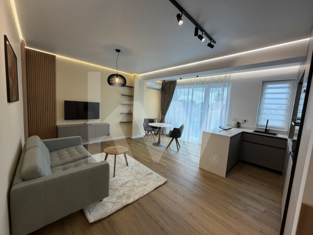 Apartament 2 camere prima închiriere – strada Lânii , Sibiu - Ofertă excelentă – prima închiriere  - apartament nou de 2 camere, situat la etajul 2, într-un ansamblu rezidențial modern situat pe strada Lânii , Sibiu.
Apartamentul are o suprafață utilă de 51 mp, este mobilat și ultra-utilat la standarde premium, fiind gata de mutare imediat.
Dotări de top:
•  Mobilier modern și electrocasnice de calitate superioară: Bosch (bucătărie complet echipată, inclusiv veselă nouă)
•  Mașină de spălat cu uscător Miele
• Aer condiționat 
•  Lift 
•  Videointerfon
•  Parcare subterană inclusă
•  Boxă de depozitare în adăpost antiaerian
•  Totul nou, curat 
Condiții de închiriere:
•  Închiriere pe termen lung (minim 1 an)
•  Nu se acceptă animale de companie
•  Nefumători
•  Garanție: 1000 €
Locație excelentă: zonă liniștită și sigură, aproape de arterele principale, mijloace de transport, hypermarketuri (Lidl, Kaufland) și alte facilități zilnice.
Disponibil imediat.
Pentru vizionare și detalii suplimentare, nu ezitați să mă contactați. 