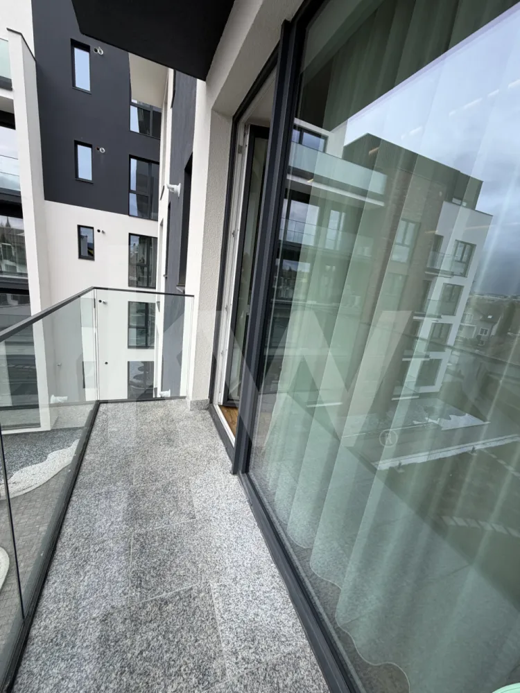 Apartament 2 camere prima închiriere – strada Lânii , Sibiu - Ofertă excelentă – prima închiriere  - apartament nou de 2 camere, situat la etajul 2, într-un ansamblu rezidențial modern situat pe strada Lânii , Sibiu.
Apartamentul are o suprafață utilă de 51 mp, este mobilat și ultra-utilat la standarde premium, fiind gata de mutare imediat.
Dotări de top:
•  Mobilier modern și electrocasnice de calitate superioară: Bosch (bucătărie complet echipată, inclusiv veselă nouă)
•  Mașină de spălat cu uscător Miele
• Aer condiționat 
•  Lift 
•  Videointerfon
•  Parcare subterană inclusă
•  Boxă de depozitare în adăpost antiaerian
•  Totul nou, curat 
Condiții de închiriere:
•  Închiriere pe termen lung (minim 1 an)
•  Nu se acceptă animale de companie
•  Nefumători
•  Garanție: 1000 €
Locație excelentă: zonă liniștită și sigură, aproape de arterele principale, mijloace de transport, hypermarketuri (Lidl, Kaufland) și alte facilități zilnice.
Disponibil imediat.
Pentru vizionare și detalii suplimentare, nu ezitați să mă contactați. 