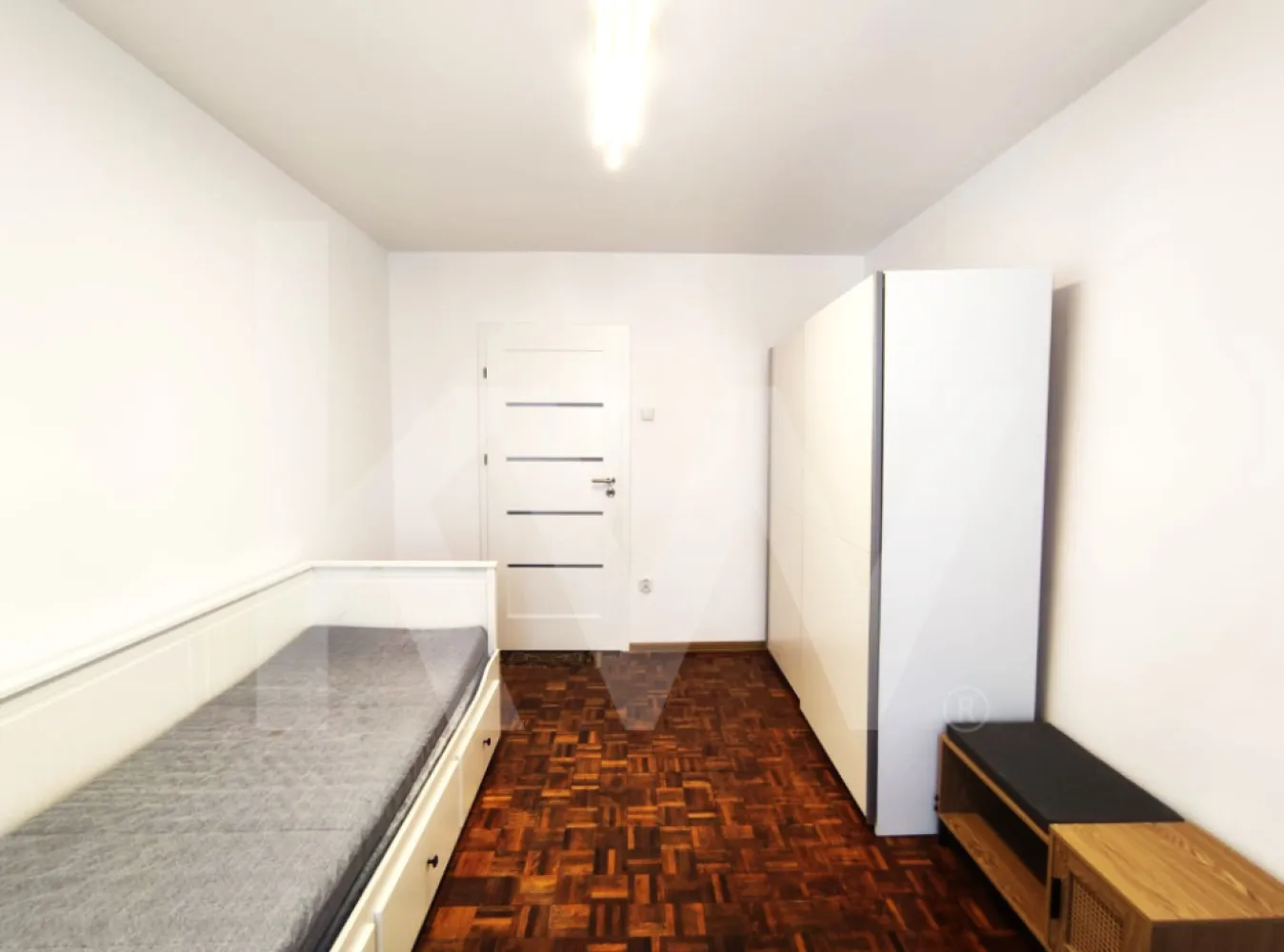 Apartament 2 camere | Hipodrom 1 – Aleea Infanteriștilor | 43 mp | Sibiu - Apartament cu o distribuție bună a spațiului, situat la etajul 4 al unui bloc din cartierul Hipodrom 1.

Livingul este luminos și primitor, cu o bucătărie separată, închisă. Dormitorul beneficiază de un balcon închis, iar apartamentul dispune de dressing și spații generoase de depozitare. Baia este dotată cu cadă.
Locația este practică, cu acces rapid la magazine, școli și mijloace de transport.
Potrivit pentru o familie sau un cuplu care caută un apartament funcțional într-o zonă liniștită a orașului.
Disponibil de la 01.07.2026
Relații la telefon, pentru stabilirea unei vizionări.