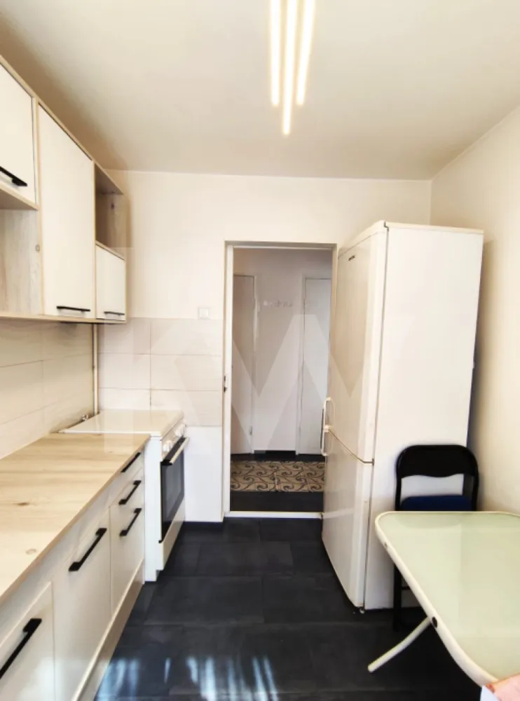 Apartament 2 camere | Hipodrom 1 – Aleea Infanteriștilor | 43 mp | Sibiu - Apartament cu o distribuție bună a spațiului, situat la etajul 4 al unui bloc din cartierul Hipodrom 1.

Livingul este luminos și primitor, cu o bucătărie separată, închisă. Dormitorul beneficiază de un balcon închis, iar apartamentul dispune de dressing și spații generoase de depozitare. Baia este dotată cu cadă.
Locația este practică, cu acces rapid la magazine, școli și mijloace de transport.
Potrivit pentru o familie sau un cuplu care caută un apartament funcțional într-o zonă liniștită a orașului.
Disponibil de la 01.07.2026
Relații la telefon, pentru stabilirea unei vizionări.