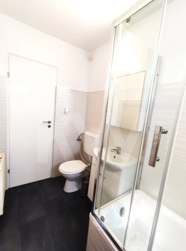 Apartament 2 camere | Hipodrom 1 – Aleea Infanteriștilor | 43 mp | Sibiu - Apartament cu o distribuție bună a spațiului, situat la etajul 4 al unui bloc din cartierul Hipodrom 1.

Livingul este luminos și primitor, cu o bucătărie separată, închisă. Dormitorul beneficiază de un balcon închis, iar apartamentul dispune de dressing și spații generoase de depozitare. Baia este dotată cu cadă.
Locația este practică, cu acces rapid la magazine, școli și mijloace de transport.
Potrivit pentru o familie sau un cuplu care caută un apartament funcțional într-o zonă liniștită a orașului.
Disponibil de la 01.07.2026
Relații la telefon, pentru stabilirea unei vizionări.
