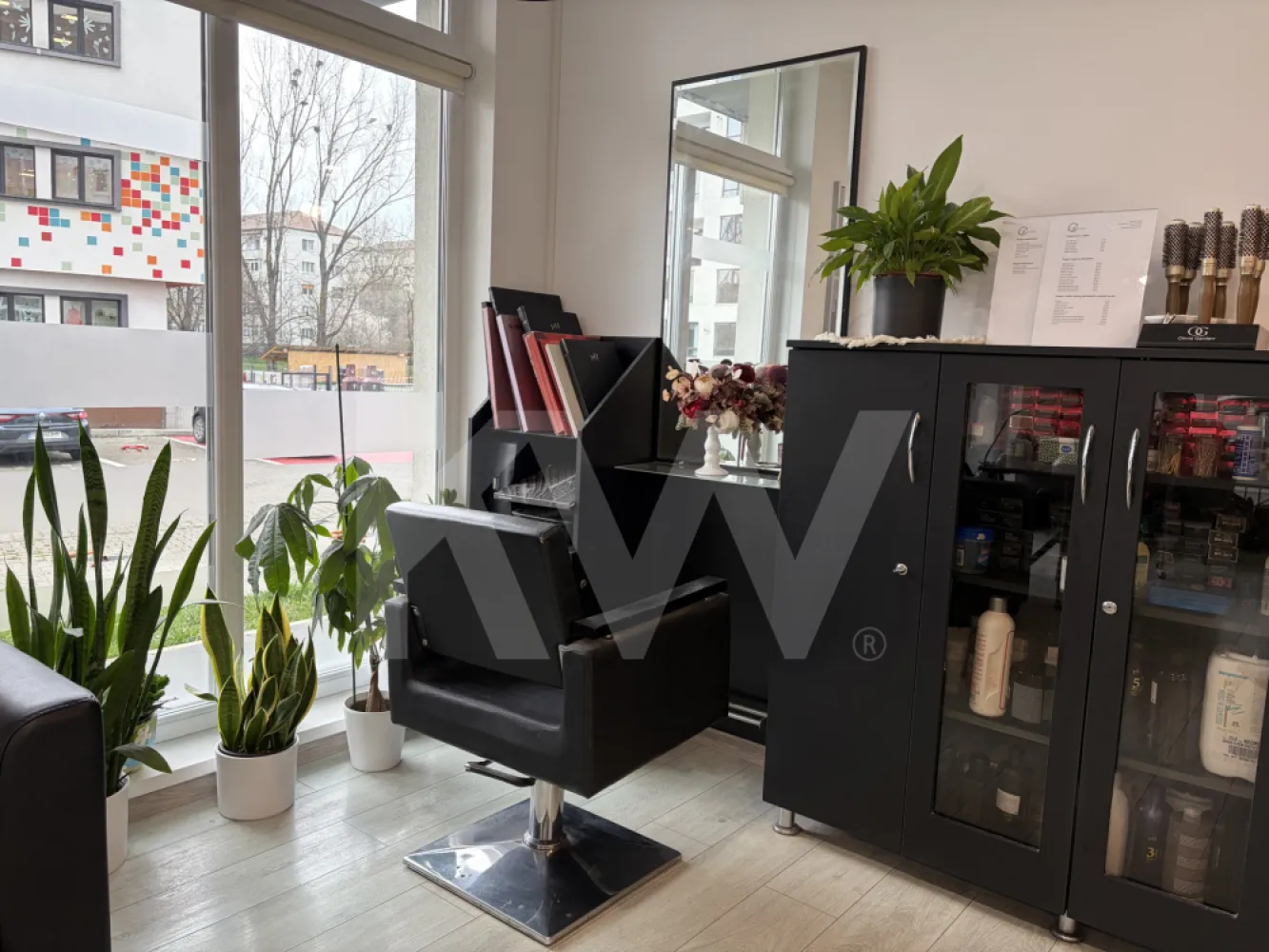 Închiriere post de lucru coafor / frizerie - 📍 Închiriere post de lucru coafor/frizerie – Sibiu, zona Doamna Stanca (lângă Kaufland)
Oferim spre închiriere post de coafor complet utilat într-un salon modern situat în zona Doamna Stanca, Șelimbăr – Sibiu.
Detalii locație și condiții:
•  Salon modern, curat și bine amenajat
•  Clientelă deja formată + vad comercial excelent (zonă rezidențială activă cu trafic constant)
•  Locație vizibilă, acces ușor și parcare în zonă
•  Chiria: 200 €/lună + taxe
•  Colaborare pe termen lung
Se caută: Coafeză / frizeriță cu experiență (minim 2-3 ani), serioasă, profesionistă, curată și orientată spre client, care dorește un spațiu stabil cu clientelă existentă.
Este o oportunitate excelentă pentru o specialistă care vrea să-și dezvolte activitatea într-un salon cu vad bun.
Pentru detalii suplimentare și programare vizionare, trimite un mesaj cu o scurtă prezentare și experiența ta.

