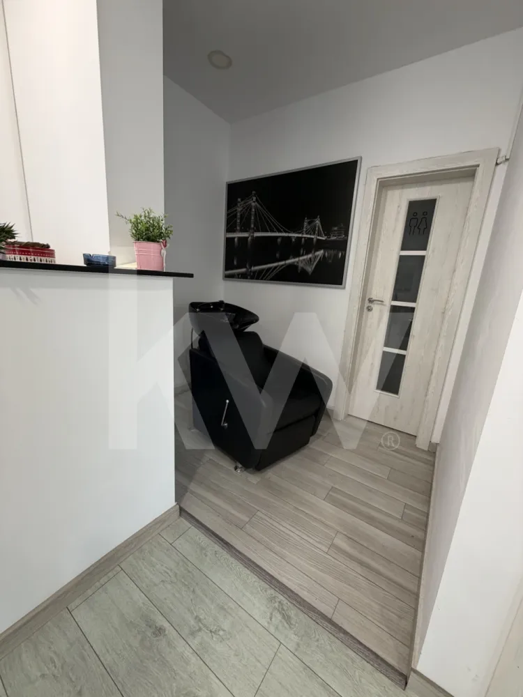 Închiriere post de lucru coafor / frizerie - 📍 Închiriere post de lucru coafor/frizerie – Sibiu, zona Doamna Stanca (lângă Kaufland)
Oferim spre închiriere post de coafor complet utilat într-un salon modern situat în zona Doamna Stanca, Șelimbăr – Sibiu.
Detalii locație și condiții:
•  Salon modern, curat și bine amenajat
•  Clientelă deja formată + vad comercial excelent (zonă rezidențială activă cu trafic constant)
•  Locație vizibilă, acces ușor și parcare în zonă
•  Chiria: 200 €/lună + taxe
•  Colaborare pe termen lung
Se caută: Coafeză / frizeriță cu experiență (minim 2-3 ani), serioasă, profesionistă, curată și orientată spre client, care dorește un spațiu stabil cu clientelă existentă.
Este o oportunitate excelentă pentru o specialistă care vrea să-și dezvolte activitatea într-un salon cu vad bun.
Pentru detalii suplimentare și programare vizionare, trimite un mesaj cu o scurtă prezentare și experiența ta.
