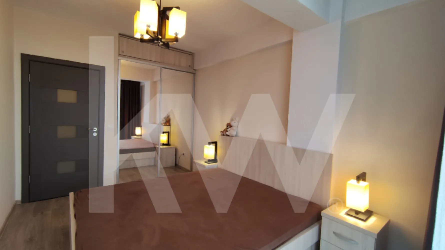 Apartament 2 camere de închiriat | Doamna Stanca, Șelimbăr, jud.Sibiu - Vă propunem spre închiriere un apartament modern, situat pe strada Doamna Stanca, Șelimbăr, jud. Sibiu.

Suprafață utilă: 42 mp
Compartimentare: living open-space cu bucătărie, dormitor, baie, balcon (acces din living și dormitor)
Complet mobilat și utilat, renovat în 2018
Etaj 10, cu priveliște panoramică
Bloc dotat cu lift
Loc de parcare inclus
Acces securizat în curtea privată a ansamblului, pe bază de card.

Nu se acceptă fumători și nici animale de companie!

Proprietatea oferă un spațiu modern, luminos și bine organizat, ideal pentru un cuplu sau o persoană care își dorește confort și siguranță.