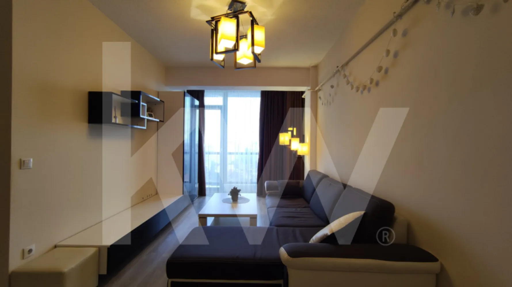 Apartament 2 camere de închiriat | Doamna Stanca, Șelimbăr, jud.Sibiu - Vă propunem spre închiriere un apartament modern, situat pe strada Doamna Stanca, Șelimbăr, jud. Sibiu.

Suprafață utilă: 42 mp
Compartimentare: living open-space cu bucătărie, dormitor, baie, balcon (acces din living și dormitor)
Complet mobilat și utilat, renovat în 2018
Etaj 10, cu priveliște panoramică
Bloc dotat cu lift
Loc de parcare inclus
Acces securizat în curtea privată a ansamblului, pe bază de card.

Nu se acceptă fumători și nici animale de companie!

Proprietatea oferă un spațiu modern, luminos și bine organizat, ideal pentru un cuplu sau o persoană care își dorește confort și siguranță.
