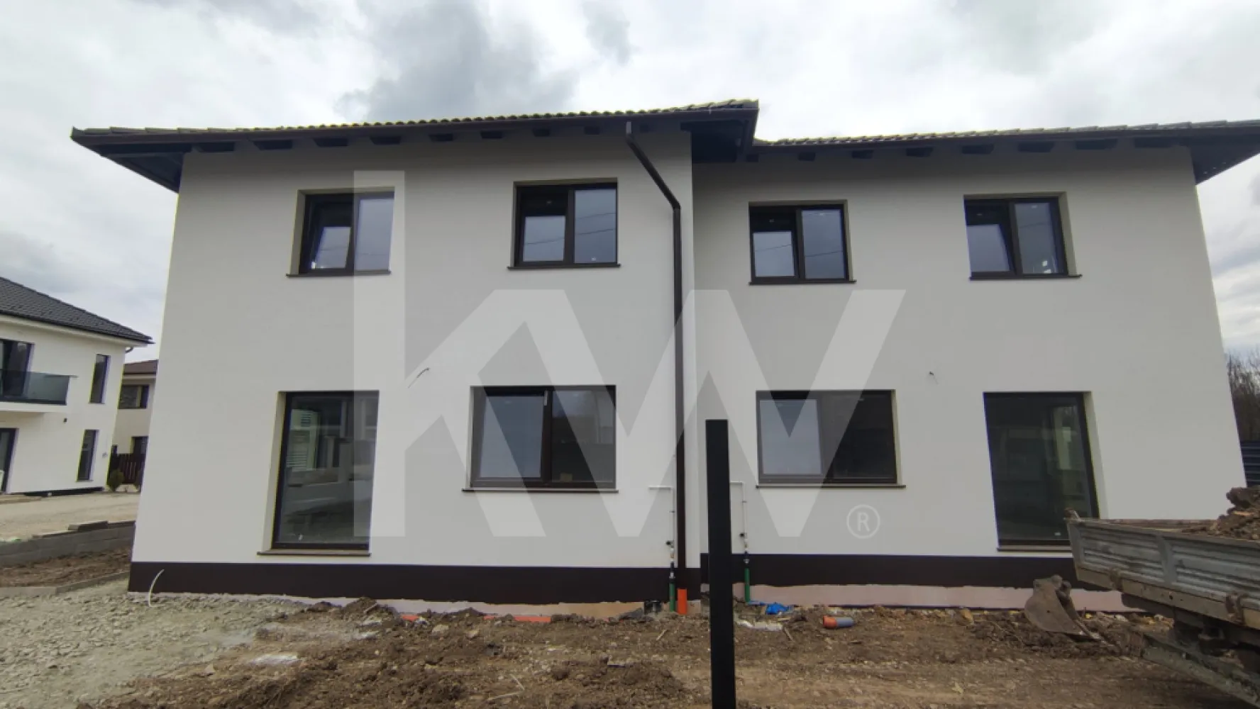 Duplex de vânzare Cartierul Tineretului | Șelimbăr - TVA INCLUS - Proprietate adresată familiilor care caută spațiu, curte generoasă și o construcție nouă într-o zonă rezidențială stabilă, cu acces rapid spre Sibiu.

Caracteristici generale:
Tip: duplex — construcție nouă 2025
Suprafață utilă: 120 mp — regim P+1
Structură: cărămidă
Dormitoare: 4 — dintre care unul matrimonial cu dressing
Băi: 2 — câte una pe fiecare nivel
Încălzire: în pardoseală
Tâmplărie: termopan
Parcări: 2 locuri
Front stradal: 37 m — acces independent pentru fiecare unitate

Stadiu predare: exterior la cheie, interior la alb

Compartimentare:
Parter: living, bucătărie, dormitor, baie, hol
Etaj: dormitor matrimonial cu dressing, 2 dormitoare, baie, hol

Disponibil în două variante:
Unitatea 1 — teren 420 mp — Preț: 245.000 € TVA inclus
Unitatea 2 — teren 550 mp — Preț: 255.000 € TVA inclus

De ce această proprietate:
Construcție nouă finisată, fără lucrări suplimentare la exterior. Interiorul la alb oferă libertate totală de personalizare. Teren generos, rar disponibil în această zonă. Cartier rezidențial liniștit, cu acces rapid spre Sibiu, școli, grădinițe și zone comerciale.
Pentru detalii suplimentare sau programarea unei vizionări, mă puteți contacta.