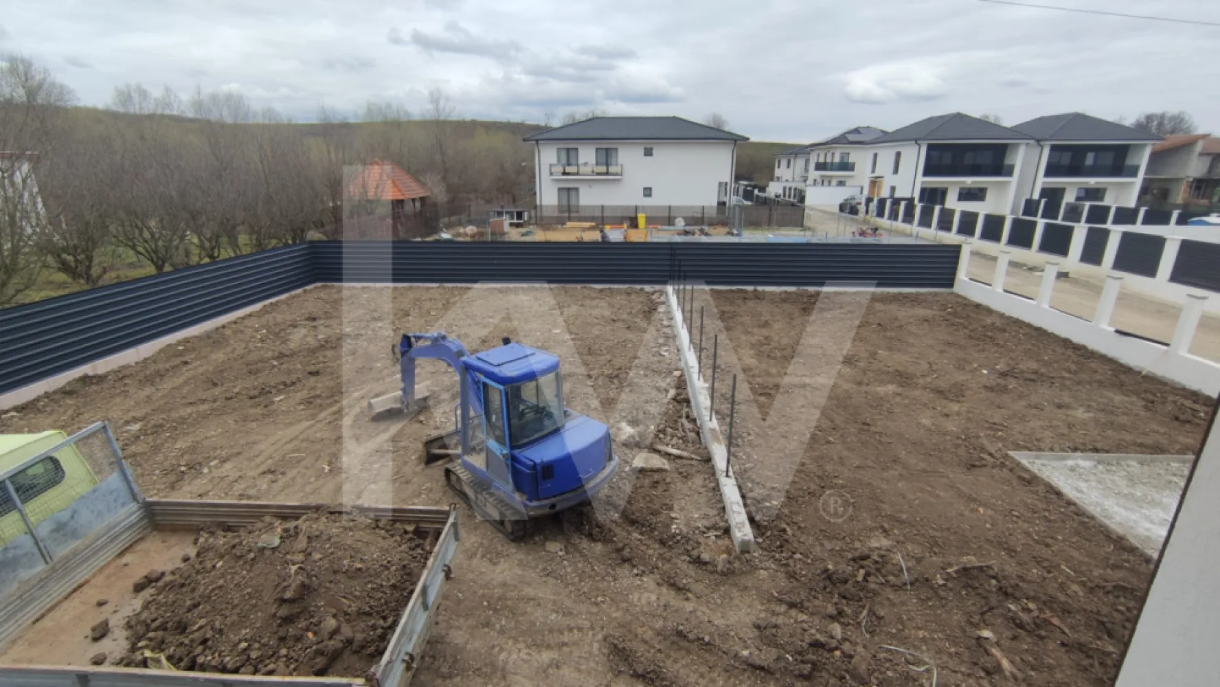 Duplex de vânzare Cartierul Tineretului | Șelimbăr - TVA INCLUS - Proprietate adresată familiilor care caută spațiu, curte generoasă și o construcție nouă într-o zonă rezidențială stabilă, cu acces rapid spre Sibiu.

Caracteristici generale:
Tip: duplex — construcție nouă 2025
Suprafață utilă: 120 mp — regim P+1
Structură: cărămidă
Dormitoare: 4 — dintre care unul matrimonial cu dressing
Băi: 2 — câte una pe fiecare nivel
Încălzire: în pardoseală
Tâmplărie: termopan
Parcări: 2 locuri
Front stradal: 37 m — acces independent pentru fiecare unitate

Stadiu predare: exterior la cheie, interior la alb

Compartimentare:
Parter: living, bucătărie, dormitor, baie, hol
Etaj: dormitor matrimonial cu dressing, 2 dormitoare, baie, hol

Disponibil în două variante:
Unitatea 1 — teren 420 mp — Preț: 245.000 € TVA inclus
Unitatea 2 — teren 550 mp — Preț: 255.000 € TVA inclus

De ce această proprietate:
Construcție nouă finisată, fără lucrări suplimentare la exterior. Interiorul la alb oferă libertate totală de personalizare. Teren generos, rar disponibil în această zonă. Cartier rezidențial liniștit, cu acces rapid spre Sibiu, școli, grădinițe și zone comerciale.
Pentru detalii suplimentare sau programarea unei vizionări, mă puteți contacta.