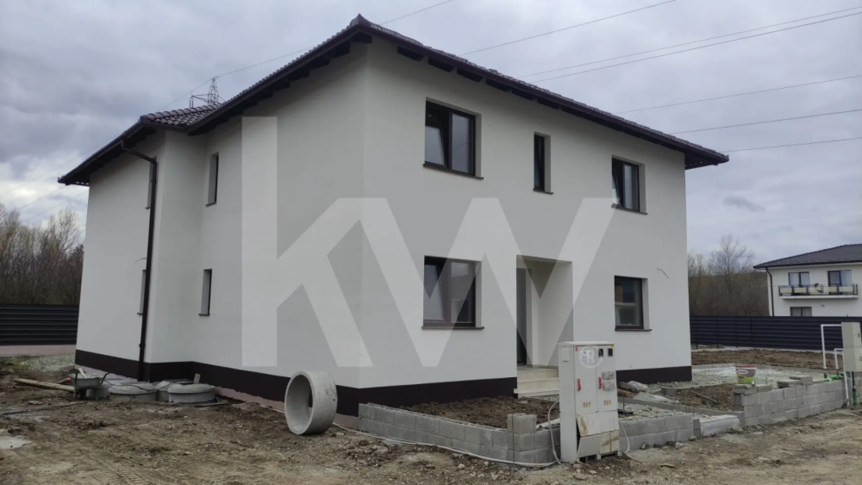 Duplex de vânzare Cartierul Tineretului | Șelimbăr - TVA INCLUS - Proprietate adresată familiilor care caută spațiu, curte generoasă și o construcție nouă într-o zonă rezidențială stabilă, cu acces rapid spre Sibiu.

Caracteristici generale:
Tip: duplex — construcție nouă 2025
Suprafață utilă: 120 mp — regim P+1
Structură: cărămidă
Dormitoare: 4 — dintre care unul matrimonial cu dressing
Băi: 2 — câte una pe fiecare nivel
Încălzire: în pardoseală
Tâmplărie: termopan
Parcări: 2 locuri
Front stradal: 37 m — acces independent pentru fiecare unitate

Stadiu predare: exterior la cheie, interior la alb

Compartimentare:
Parter: living, bucătărie, dormitor, baie, hol
Etaj: dormitor matrimonial cu dressing, 2 dormitoare, baie, hol

Disponibil în două variante:
Unitatea 1 — teren 420 mp — Preț: 245.000 € TVA inclus
Unitatea 2 — teren 550 mp — Preț: 255.000 € TVA inclus

De ce această proprietate:
Construcție nouă finisată, fără lucrări suplimentare la exterior. Interiorul la alb oferă libertate totală de personalizare. Teren generos, rar disponibil în această zonă. Cartier rezidențial liniștit, cu acces rapid spre Sibiu, școli, grădinițe și zone comerciale.
Pentru detalii suplimentare sau programarea unei vizionări, mă puteți contacta.