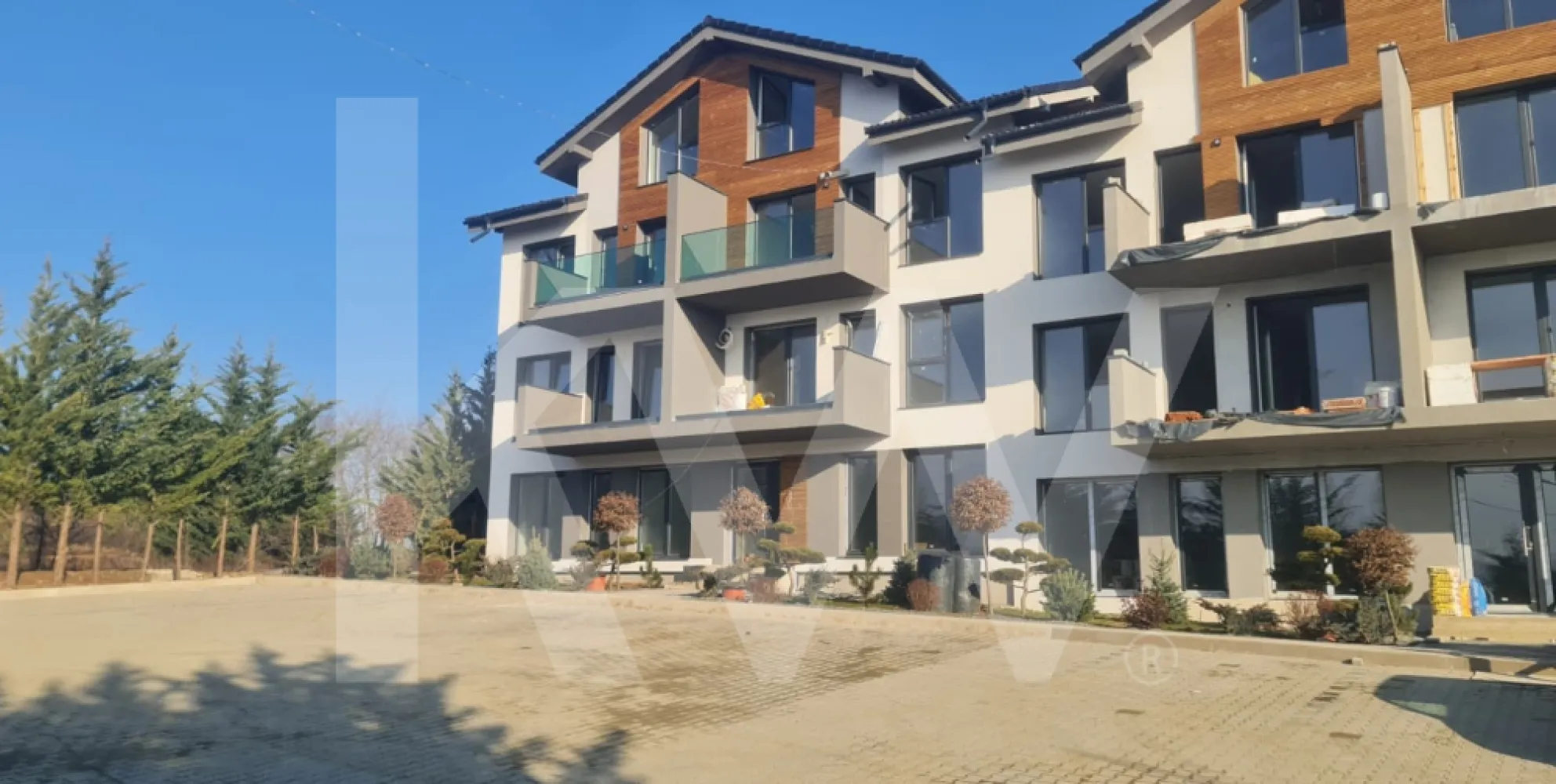 Apartament 3 camere, două băi, curte 50 mp -Natura la tine acasă! Cristian-SiBiU - Apartament 3 camere + curte 50 mp, de vânzare în Cartierul DaVinci – Cristian, Sibiu
 Locație Premium, Priveliște Panoramică, Natură la Tine Acasă

Vă prezentăm un  apartament bine împărțit cu curte de , aflat intr-un imobil deosebit, situat într-o zonă înaltă, retrasă și liniștită a cartierului DaVinci din Cristian – Sibiu. 

Compartimentare: 
Living + bucătărie = 24 mp
Dormitor = 12 mp
Dormitor = 13,6 mp
Baie = 4,5 mp
WC sericiu = 2,5 mp
hol = 4,8 mp
Curte = 110 mp

Complexul  în care se află apartamentul este format din blocuri tip vilă înșiruite, fiecare cu 7 case de scară și câte 7 apartamente – doar două pe etaj și unul la mansardă, asigurând intimitate și confort.

Poziționare excelentă – panoramă unică asupra Mărginimii Sibiului, Munților Făgăraș și localității Cristian.
Mediu natural bogat – vegetație abundentă și aer curat.

Alte tipuri de apartamente disponibile:
2 camere (SU 49,7 mp) + curte 50 mp
3 camere  (SU 61,4 mp) spațiu generos, 2 băi + terasă de 7 mp



Toate apartamentele sunt decomandate, cu living open-space și bucătărie fiind ideale pentru cupluri sau investiții; 
Loc de parcare inclus (amenajat cu pavaj); 

Ofertă!!!! In luna aprilie 2026 pentru orice apartament se oferă două locuri de parcare incluse in pret. 

Pentru acest apartament de 3 camere si curte - 
Sistem de plată; 
avans 15%  =99 900 euro

La acest preț se adugă TVA-ul 

Spații exterioare:
Parter – curți private de 50 mp;
Etaj – terase generoase de 7 mp.
Stadiu de predare – La alb:

Bugetul pentru ducere de la alb la cheie este de 10 000 euro + TVA

Stadiu finisaj la cheie: 
Pereți și tavane finisate cu vopsea lavabilă albă;
Gresie și faianță – buget 60 lei/mp;
Tâmplărie PVC Salamander – 7 camere, 3 foi de sticlă;
Ușă metalică de intrare și uși interioare – buget 1.250 lei/ușă;
Încălzire în pardoseală cu pompa de căldură aer-apă;
Obiecte sanitare incluse – buget 2.500 lei/baie;
Instalație electrică completă – buget 15 lei/priză;
Termoizolație exterioară cu polistiren de 20 cm și tencuială decorativă;
Izolație pod cu vată minerală 20 cm + gips-carton;


Termen de predare august 2026!

Contactează-ne pentru mai multe detalii sau o vizionare!
Hai să locuiești într-un cadru natural, liniștit, dar aproape de Sibiu.


