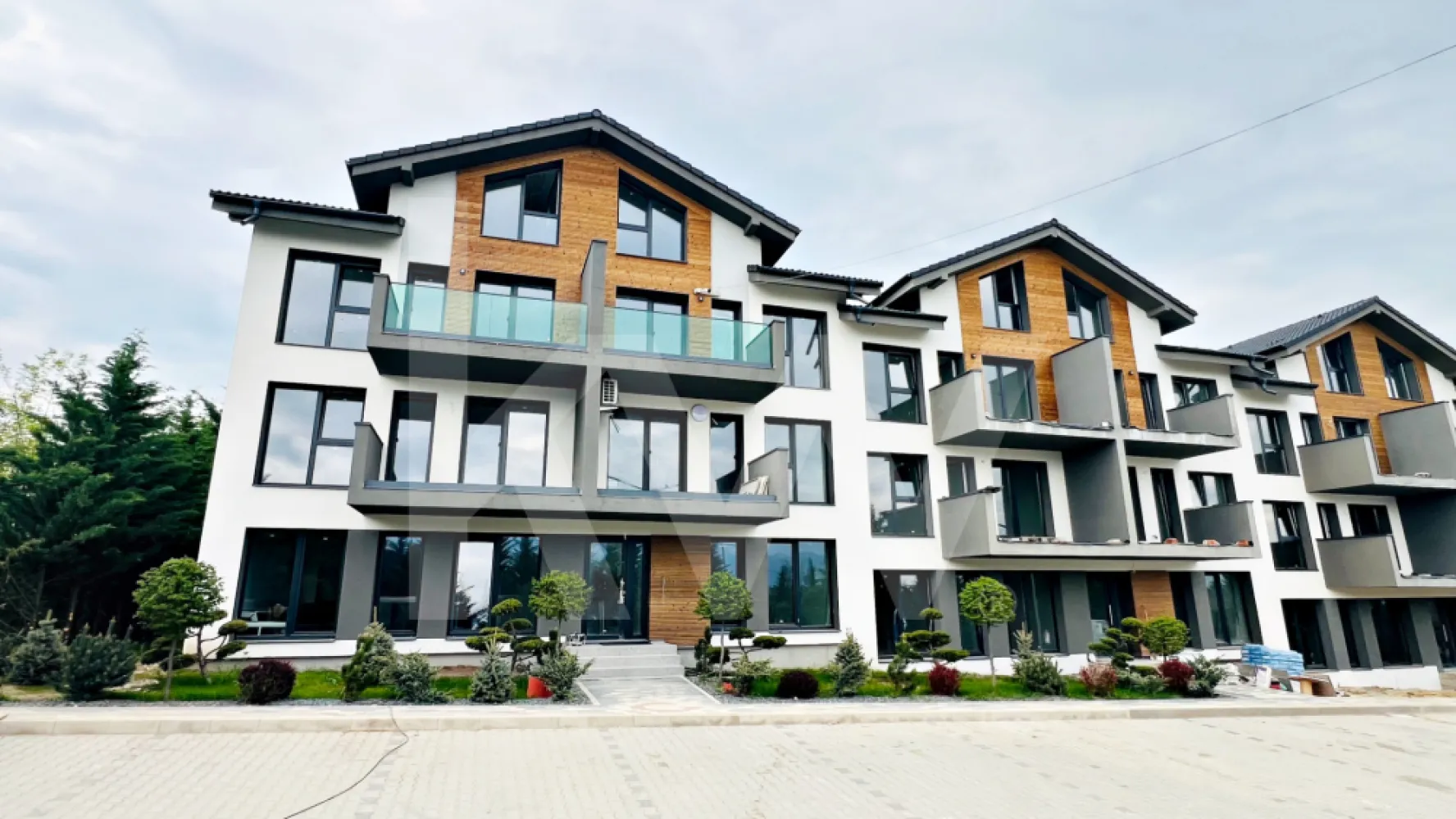 Apartament 3 camere, două băi, curte 50 mp -Natura la tine acasă! Cristian-SiBiU - Apartament 3 camere + curte 50 mp, de vânzare în Cartierul DaVinci – Cristian, Sibiu
 Locație Premium, Priveliște Panoramică, Natură la Tine Acasă

Vă prezentăm un  apartament bine împărțit cu curte de , aflat intr-un imobil deosebit, situat într-o zonă înaltă, retrasă și liniștită a cartierului DaVinci din Cristian – Sibiu. 

Compartimentare: 
Living + bucătărie = 24 mp
Dormitor = 12 mp
Dormitor = 13,6 mp
Baie = 4,5 mp
WC sericiu = 2,5 mp
hol = 4,8 mp
Curte = 110 mp

Complexul  în care se află apartamentul este format din blocuri tip vilă înșiruite, fiecare cu 7 case de scară și câte 7 apartamente – doar două pe etaj și unul la mansardă, asigurând intimitate și confort.

Poziționare excelentă – panoramă unică asupra Mărginimii Sibiului, Munților Făgăraș și localității Cristian.
Mediu natural bogat – vegetație abundentă și aer curat.

Alte tipuri de apartamente disponibile:
2 camere (SU 49,7 mp) + curte 50 mp
3 camere  (SU 61,4 mp) spațiu generos, 2 băi + terasă de 7 mp



Toate apartamentele sunt decomandate, cu living open-space și bucătărie fiind ideale pentru cupluri sau investiții; 
Loc de parcare inclus (amenajat cu pavaj); 

Ofertă!!!! In luna aprilie 2026 pentru orice apartament se oferă două locuri de parcare incluse in pret. 

Pentru acest apartament de 3 camere si curte - 
Sistem de plată; 
avans 15%  =99 900 euro

La acest preț se adugă TVA-ul 

Spații exterioare:
Parter – curți private de 50 mp;
Etaj – terase generoase de 7 mp.
Stadiu de predare – La alb:

Bugetul pentru ducere de la alb la cheie este de 10 000 euro + TVA

Stadiu finisaj la cheie: 
Pereți și tavane finisate cu vopsea lavabilă albă;
Gresie și faianță – buget 60 lei/mp;
Tâmplărie PVC Salamander – 7 camere, 3 foi de sticlă;
Ușă metalică de intrare și uși interioare – buget 1.250 lei/ușă;
Încălzire în pardoseală cu pompa de căldură aer-apă;
Obiecte sanitare incluse – buget 2.500 lei/baie;
Instalație electrică completă – buget 15 lei/priză;
Termoizolație exterioară cu polistiren de 20 cm și tencuială decorativă;
Izolație pod cu vată minerală 20 cm + gips-carton;


Termen de predare august 2026!

Contactează-ne pentru mai multe detalii sau o vizionare!
Hai să locuiești într-un cadru natural, liniștit, dar aproape de Sibiu.

