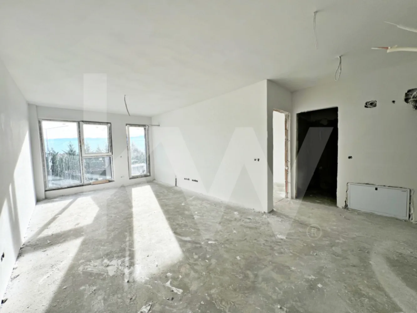 Apartament 3 camere, două băi, curte 50 mp -Natura la tine acasă! Cristian-SiBiU - Apartament 3 camere + curte 50 mp, de vânzare în Cartierul DaVinci – Cristian, Sibiu
 Locație Premium, Priveliște Panoramică, Natură la Tine Acasă

Vă prezentăm un  apartament bine împărțit cu curte de , aflat intr-un imobil deosebit, situat într-o zonă înaltă, retrasă și liniștită a cartierului DaVinci din Cristian – Sibiu. 

Compartimentare: 
Living + bucătărie = 24 mp
Dormitor = 12 mp
Dormitor = 13,6 mp
Baie = 4,5 mp
WC sericiu = 2,5 mp
hol = 4,8 mp
Curte = 110 mp

Complexul  în care se află apartamentul este format din blocuri tip vilă înșiruite, fiecare cu 7 case de scară și câte 7 apartamente – doar două pe etaj și unul la mansardă, asigurând intimitate și confort.

Poziționare excelentă – panoramă unică asupra Mărginimii Sibiului, Munților Făgăraș și localității Cristian.
Mediu natural bogat – vegetație abundentă și aer curat.

Alte tipuri de apartamente disponibile:
2 camere (SU 49,7 mp) + curte 50 mp
3 camere  (SU 61,4 mp) spațiu generos, 2 băi + terasă de 7 mp



Toate apartamentele sunt decomandate, cu living open-space și bucătărie fiind ideale pentru cupluri sau investiții; 
Loc de parcare inclus (amenajat cu pavaj); 

Ofertă!!!! In luna aprilie 2026 pentru orice apartament se oferă două locuri de parcare incluse in pret. 

Pentru acest apartament de 3 camere si curte - 
Sistem de plată; 
avans 15%  =99 900 euro

La acest preț se adugă TVA-ul 

Spații exterioare:
Parter – curți private de 50 mp;
Etaj – terase generoase de 7 mp.
Stadiu de predare – La alb:

Bugetul pentru ducere de la alb la cheie este de 10 000 euro + TVA

Stadiu finisaj la cheie: 
Pereți și tavane finisate cu vopsea lavabilă albă;
Gresie și faianță – buget 60 lei/mp;
Tâmplărie PVC Salamander – 7 camere, 3 foi de sticlă;
Ușă metalică de intrare și uși interioare – buget 1.250 lei/ușă;
Încălzire în pardoseală cu pompa de căldură aer-apă;
Obiecte sanitare incluse – buget 2.500 lei/baie;
Instalație electrică completă – buget 15 lei/priză;
Termoizolație exterioară cu polistiren de 20 cm și tencuială decorativă;
Izolație pod cu vată minerală 20 cm + gips-carton;


Termen de predare august 2026!

Contactează-ne pentru mai multe detalii sau o vizionare!
Hai să locuiești într-un cadru natural, liniștit, dar aproape de Sibiu.

