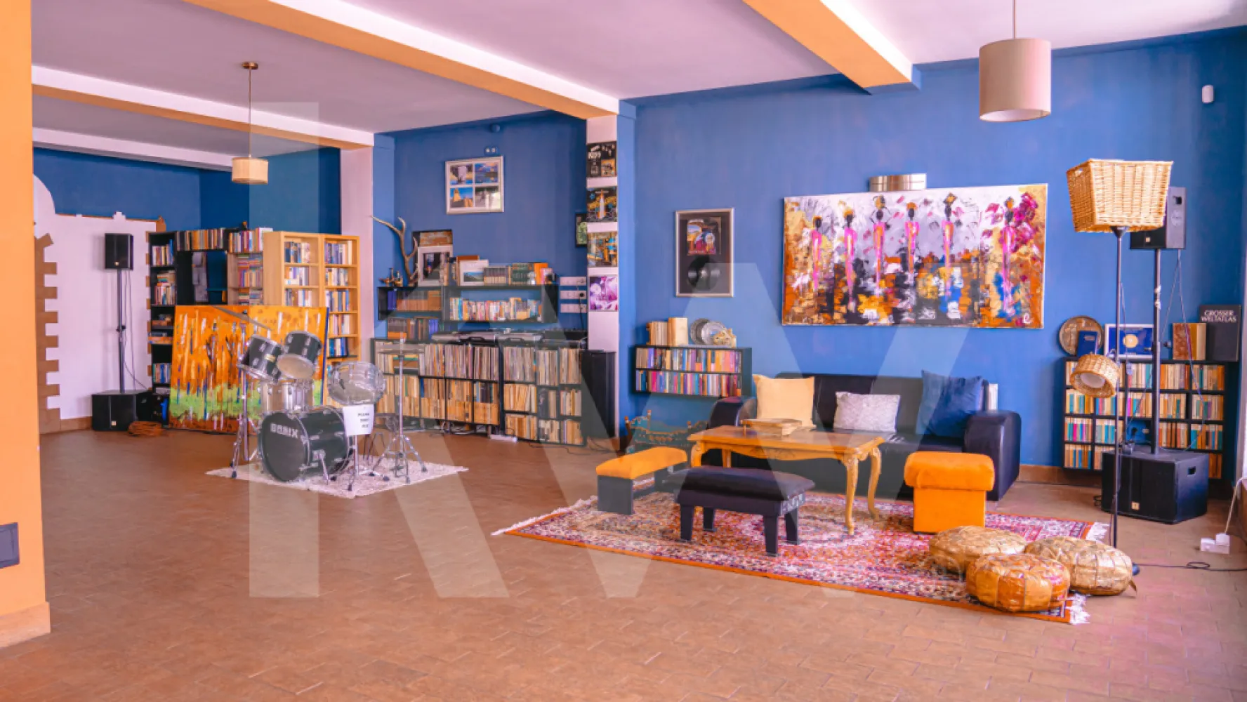 PENSIUNE DE VÂNZARE ÎN SIBIU - Tip proprietate: Pensiune

Camere: 17 (fiecare cu baie proprie); 
1 apartament cu 2 camere și baie proprie;

Facilități: Spațiu de zi, zonă de relaxare, zonă de luat masa spațioasă, curte frumoasă în spate.

Bine ați venit la această pensiune de excepție, situată într-o zonă extrem de dorită în cartierul Turnișor din Sibiu. Această proprietate bine întreținută, oferă o oportunitate unică de investiție cu amestecul său de confort, comoditate și farmec.

Caracteristici cheie:

Pensiunea oferă 17 camere spațioase, dotate cu TV cu ecran plat, WiFi gratuit, minibar, uscător de păr și baie privată. Unele camere au balcon cu vedere la oraș sau la Munții Făgăraș. Camerele sunt împărțite în trei categorii: camere duble twin, camere duble matrimoniale cu balcon și camere duplex pentru patru persoane.
Zonă de luat masa spațioasă: Un spațiu de luat masa mare și primitor, perfect pentru servirea meselor și găzduirea de evenimente, oferind un cadru excelent pentru întâlniri și interacțiuni sociale. 
Pensiunea mai deține 1 apartament total separat în incintă, fiind compus din 2 camere și o baie proprie.

Dotări: - 2 bucătării;
              - 1 cameră tehnică cu spălătorie și uscătorie;
              - 1 pivniță compusă din 2 încăperi;
              - 1 zonă de recepție;
              - 2 căi de acces spre etaj.

Curte frumoasă în spate: Bucurați-vă de o curte senină și frumos amenajată în spate, oferind o retragere liniștită pentru ca oaspeții să se relaxeze.

Această pensiune este situată într-o locație excelentă, ceea ce o face o opțiune atractivă atât pentru călătorii de afaceri, cât și pentru cele de agrement. Proximitatea proprietății față de atracțiile locale, restaurantele și opțiunile de cumpărături asigură oaspeților că au toate facilitățile necesare.

Fie că doriți să investiți într-o afacere prosperă de ospitalitate sau să vă extindeți portofoliul personal, această pensiune elegantă din Turnișor, Sibiu, este alegerea perfectă!

Contactați-ne astăzi pentru a programa o vizionare și a explora potențialul acestei proprietăți remarcabile.