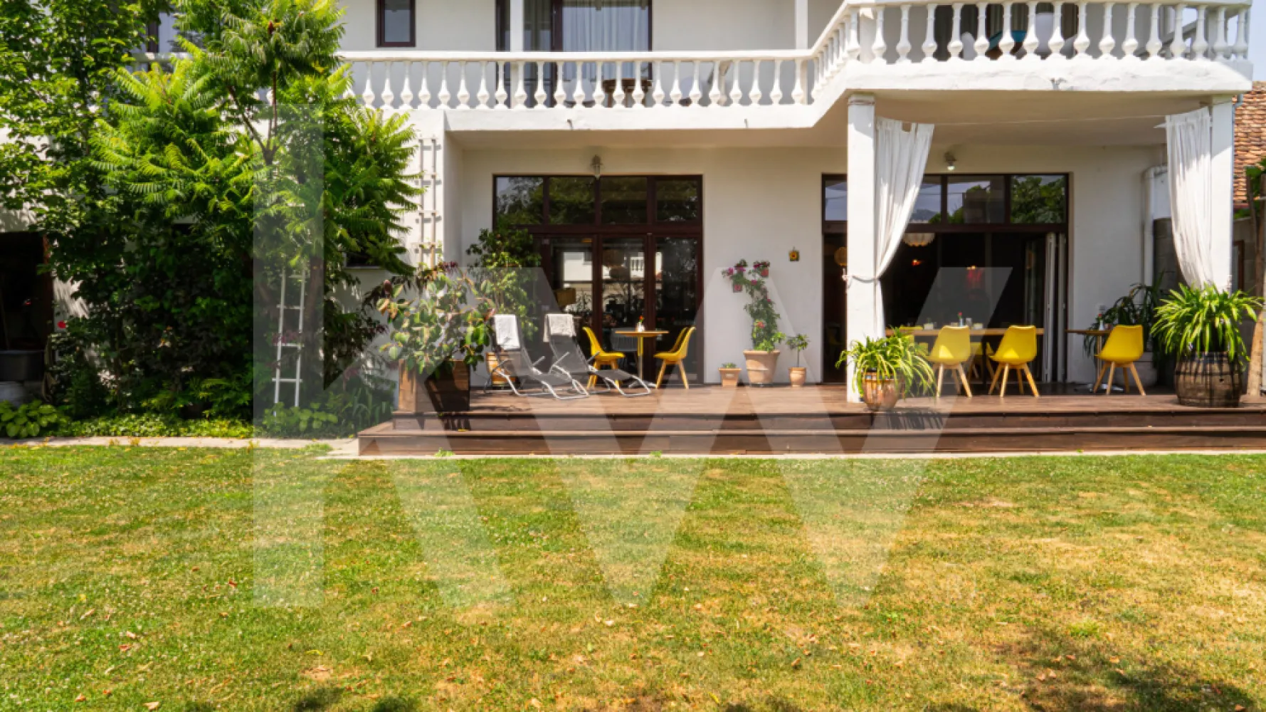 PENSIUNE DE VÂNZARE ÎN SIBIU - Tip proprietate: Pensiune

Camere: 17 (fiecare cu baie proprie); 
1 apartament cu 2 camere și baie proprie;

Facilități: Spațiu de zi, zonă de relaxare, zonă de luat masa spațioasă, curte frumoasă în spate.

Bine ați venit la această pensiune de excepție, situată într-o zonă extrem de dorită în cartierul Turnișor din Sibiu. Această proprietate bine întreținută, oferă o oportunitate unică de investiție cu amestecul său de confort, comoditate și farmec.

Caracteristici cheie:

Pensiunea oferă 17 camere spațioase, dotate cu TV cu ecran plat, WiFi gratuit, minibar, uscător de păr și baie privată. Unele camere au balcon cu vedere la oraș sau la Munții Făgăraș. Camerele sunt împărțite în trei categorii: camere duble twin, camere duble matrimoniale cu balcon și camere duplex pentru patru persoane.
Zonă de luat masa spațioasă: Un spațiu de luat masa mare și primitor, perfect pentru servirea meselor și găzduirea de evenimente, oferind un cadru excelent pentru întâlniri și interacțiuni sociale. 
Pensiunea mai deține 1 apartament total separat în incintă, fiind compus din 2 camere și o baie proprie.

Dotări: - 2 bucătării;
              - 1 cameră tehnică cu spălătorie și uscătorie;
              - 1 pivniță compusă din 2 încăperi;
              - 1 zonă de recepție;
              - 2 căi de acces spre etaj.

Curte frumoasă în spate: Bucurați-vă de o curte senină și frumos amenajată în spate, oferind o retragere liniștită pentru ca oaspeții să se relaxeze.

Această pensiune este situată într-o locație excelentă, ceea ce o face o opțiune atractivă atât pentru călătorii de afaceri, cât și pentru cele de agrement. Proximitatea proprietății față de atracțiile locale, restaurantele și opțiunile de cumpărături asigură oaspeților că au toate facilitățile necesare.

Fie că doriți să investiți într-o afacere prosperă de ospitalitate sau să vă extindeți portofoliul personal, această pensiune elegantă din Turnișor, Sibiu, este alegerea perfectă!

Contactați-ne astăzi pentru a programa o vizionare și a explora potențialul acestei proprietăți remarcabile.