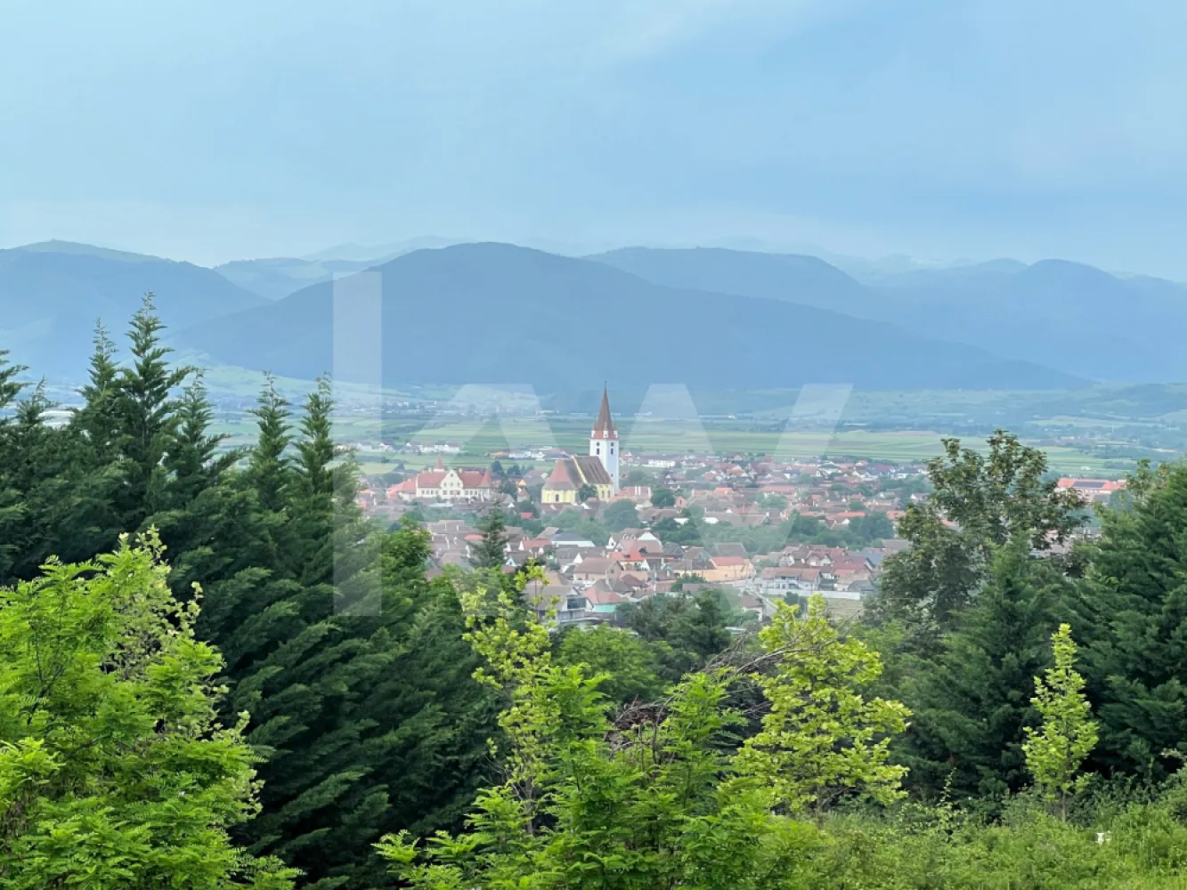 Apartament 3 camere, două băi, terasa 7 mp.-Natura la tine acasă! Cristian-SiBiU - Apartament 3 camere de Vânzare în Cartierul DaVinci – Cristian, Sibiu
 Locație Premium, Priveliște Panoramică, Natură la Tine Acasă

Vă prezentăm un  apartament bine împărțit cu terasa de 7 mp, aflat intr-un imobil deosebit, situat într-o zonă înaltă, retrasă și liniștită a cartierului DaVinci din Cristian – Sibiu. 

Compartimentare: 
Living + bucătărie = 24 mp
Dormitor = 12 mp
Dormitor = 13,6 mp
Baie = 4,5 mp
WC sericiu = 2,5 mp
hol = 4,8 mp
terasa = 7 mp

Complexul  în care se află apartamentul este format din blocuri tip vilă înșiruite, fiecare cu 7 case de scară și câte 7 apartamente – doar două pe etaj și unul la mansardă, asigurând intimitate și confort.

Poziționare excelentă – panoramă unică asupra Mărginimii Sibiului, Munților Făgăraș și localității Cristian.
Mediu natural bogat – vegetație abundentă și aer curat.

Alte tipuri de apartamente disponibile:
2 camere (SU 49,7 mp) + curte 50 mp– ideale pentru cupluri sau investiții; 
3 camere, (SU 61,4 mp) spațiu generos, 2 băi + curte 50 mp



Toate apartamentele sunt decomandate, cu living open-space și bucătărie.
Un loc de parcre inclus. 

Pentru acest apartament de 3 camere si curte - Sistem de plată; 
avans 15% + 85% la CVC =89900 euro
La acest preț se adugă TVA-ul de 21%

Spații exterioare:
Parter – curți private de 50–110 mp;
Etaj – terase generoase de 7 mp.
Stadiu de predare – La alb:
La cerere se poate finisa la cheie. La pretul apartamentului se mai adauga 10000 euro + TVA

Finisaje la cheie: 
Pereți și tavane finisate cu vopsea lavabilă albă;
Gresie și faianță;
Tâmplărie PVC Salamander – 7 camere, 3 foi de sticlă;
Ușă metalică de intrare și uși interioare 
Încălzire în pardoseală cu pompa de căldură aer-apă Hyundai
Obiecte sanitare 
Instalație electrică completă 


Termoizolație exterioară cu polistiren de 20 cm și tencuială decorativă;
Izolație pod cu vată minerală 20 cm + gips-carton;
Loc de parcare inclus (amenajat cu pavaj); loc suplimentar disponibil la 5.000 € + TVA.
Termen de predare august 2026!
OFERTA! In luna aprilie sunt incluse in pret doua locuri de parcare!

Contactează-ne pentru mai multe detalii sau o vizionare!
Hai să locuiești într-un cadru natural, liniștit, dar aproape de Sibiu.

