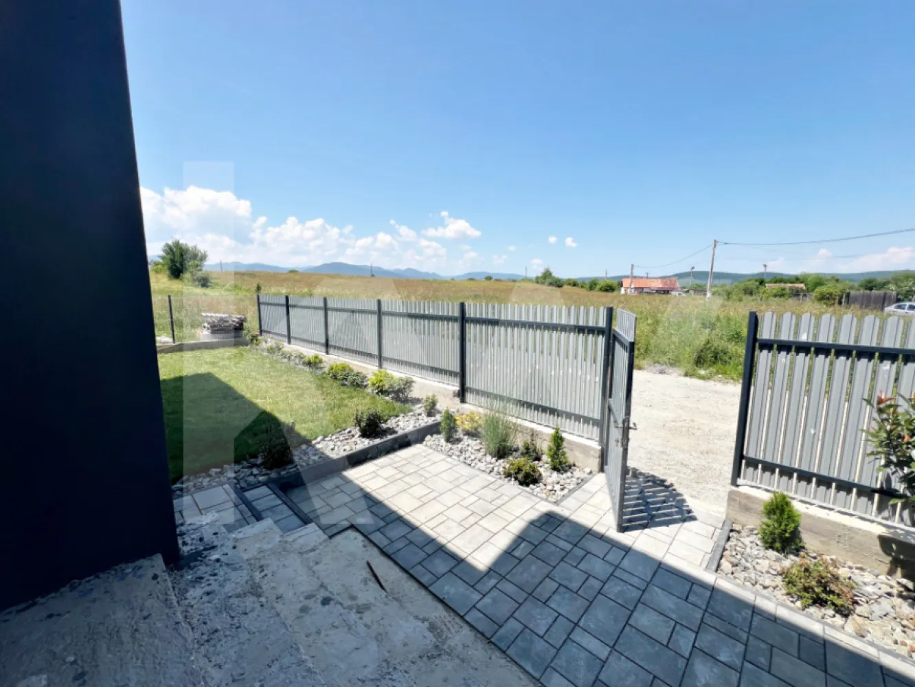 Casă de Vânzare în Cristian, Sibiu - 4 Camere, 2 Terase, Teren 486 - Te invităm să descoperi o casă deosebită, perfectă pentru tine și familia ta!

Situată într-o zonă liniștită din Cristian, aproape de Sibiu, această locuință individuală îmbină confortul modern cu un spațiu generos, ideal pentru relaxare și intimitate.

De ce să alegi această casă?

Teren generos de 434 mp – perfect pentru grădină, loc de joacă sau zonă de relaxare.

Suprafață utilă de 147 mp – spațiu optim pentru o viață confortabilă.

4 camere luminoase = un living spațios, 3 dormitoare + un birou.

2 terase mari – una de 28 mp la parter și alta de 16.41 mp la etaj, ideale pentru momente de relaxare în aer liber.

Încălzire în pardoseală – confort sporit în fiecare sezon.

3 băi moderne – pentru un stil de viață practic și confortabil.

Dressing – un plus pentru organizarea eficientă a locuinței.

Finisată la ALB – interioare luminoase, gata pentru personalizare.

Distribuție inteligentă:

Parter:
Hol primitor
Living deschis cu bucătărie spațioasă
Cămară practică
Birou sau cameră pentru hobby-uri
Spațiu tehnic
Terasă mare de 28 mp
Etaj:
Hol de acces
3 dormitoare bine compartimentate
2 băi moderne
Dressing generos
Balcon de 5.30 mp
Terasă suplimentară de 16.41 mp
Avantaje adiționale:

Zonă liniștită și ferită de trafic intens – pentru relaxare totală.
Acces rapid către Sibiu – via drumuri complet amenajate (beton și asfalt).
Curte liberă spațioasă – perfectă pentru petrecerea timpului în aer liber.
Stadiul de predare:

Interior: Finisat la ALB – pregătit pentru personalizarea ta.
Exterior: Predat la cheie – gata să te bucuri de un design modern.
Termen: Locuința este în curs de întabulare.
Locație ideală – Cristian, Sibiu

Această casă este amplasată într-o zonă rezidențială de case, oferind liniște și confort. Accesul către Sibiu este rapid și facil, iar drumurile sunt complet amenajate.

Preț: 245 000 euro

Contactează-ne pentru detalii suplimentare și programări pentru vizionare!

Visează, planifică și mută-te într-un cămin perfect pentru tine!

