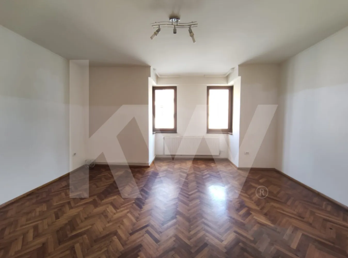 Spațiu generos de închiriat | pretabil pentru birouri | G. Magheru | Sibiu - Str. General Magheru, Sibiu | Etaj 1, 110 mp | 600 €/lună + garanție 

Acest apartament de 3 camere decomandate, aflat la etajul 1 al unei clădiri bine întreținute, este ideal pentru firme care caută: 
- spațiu amplu și luminos; 
- compartimentare eficientă: 3 camere + baie + bucătărie mobilată, balcon; 
- acces facil către centru și principalele artere ale orașului. 
- Suprafață utilă: 110 mp;
- Etaj 1 – ușor accesibil pentru clienți și angajați; 
- Se închiriază nemobilat (cu bucătăria utilată). 

Disponibil din 1 iunie!

Pentru mai multe detalii sau programare vizionare, lasă-mi mesaj sau sună direct.