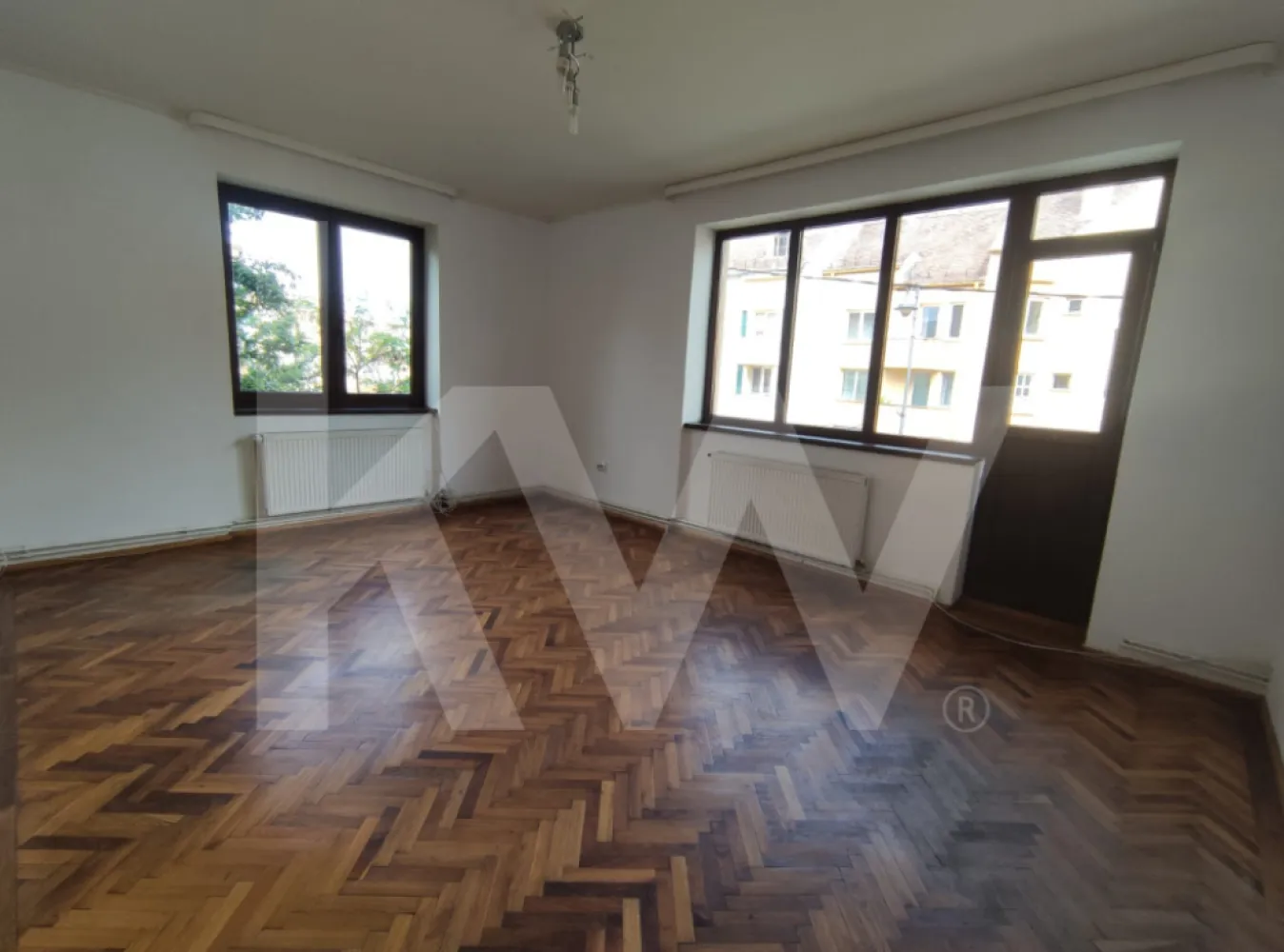 Spațiu generos de închiriat | pretabil pentru birouri | G. Magheru | Sibiu - Str. General Magheru, Sibiu | Etaj 1, 110 mp | 600 €/lună + garanție 

Acest apartament de 3 camere decomandate, aflat la etajul 1 al unei clădiri bine întreținute, este ideal pentru firme care caută: 
- spațiu amplu și luminos; 
- compartimentare eficientă: 3 camere + baie + bucătărie mobilată, balcon; 
- acces facil către centru și principalele artere ale orașului. 
- Suprafață utilă: 110 mp;
- Etaj 1 – ușor accesibil pentru clienți și angajați; 
- Se închiriază nemobilat (cu bucătăria utilată). 

Disponibil din 1 iunie!

Pentru mai multe detalii sau programare vizionare, lasă-mi mesaj sau sună direct.