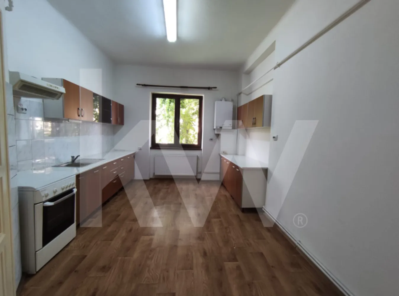 Spațiu generos de închiriat | pretabil pentru birouri | G. Magheru | Sibiu - Str. General Magheru, Sibiu | Etaj 1, 110 mp | 600 €/lună + garanție 

Acest apartament de 3 camere decomandate, aflat la etajul 1 al unei clădiri bine întreținute, este ideal pentru firme care caută: 
- spațiu amplu și luminos; 
- compartimentare eficientă: 3 camere + baie + bucătărie mobilată, balcon; 
- acces facil către centru și principalele artere ale orașului. 
- Suprafață utilă: 110 mp;
- Etaj 1 – ușor accesibil pentru clienți și angajați; 
- Se închiriază nemobilat (cu bucătăria utilată). 

Disponibil din 1 iunie!

Pentru mai multe detalii sau programare vizionare, lasă-mi mesaj sau sună direct.