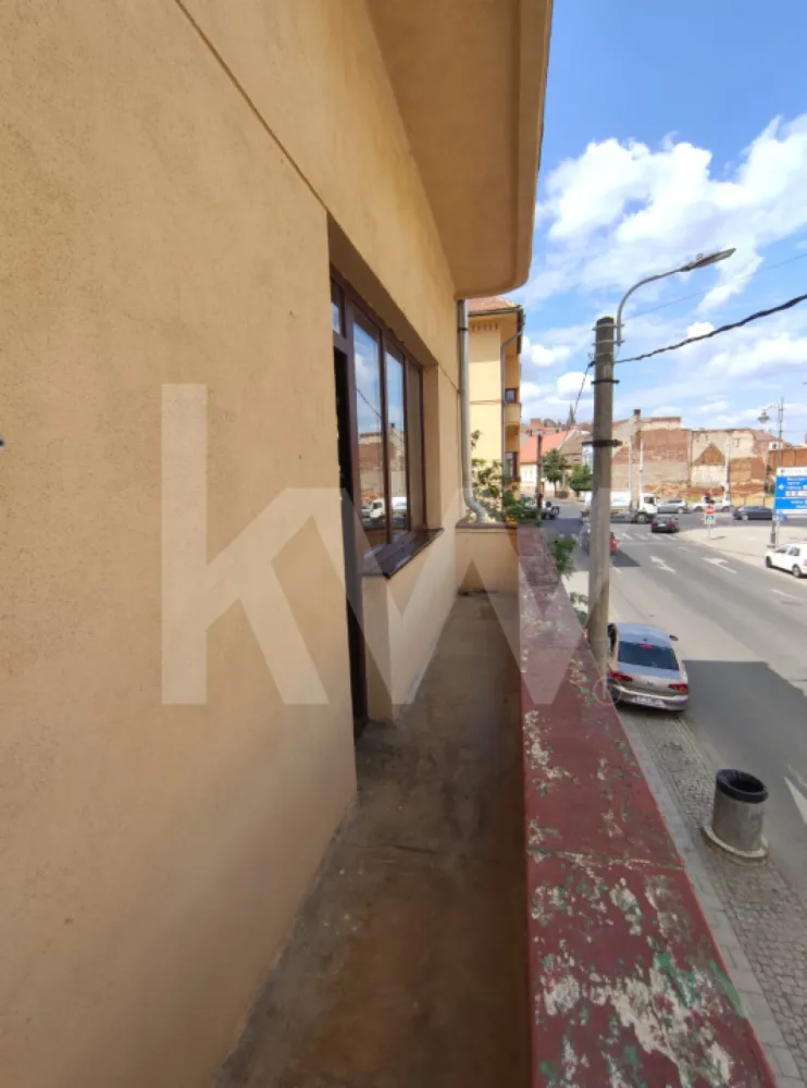 Spațiu generos de închiriat | pretabil pentru birouri | G. Magheru | Sibiu - Str. General Magheru, Sibiu | Etaj 1, 110 mp | 600 €/lună + garanție 

Acest apartament de 3 camere decomandate, aflat la etajul 1 al unei clădiri bine întreținute, este ideal pentru firme care caută: 
- spațiu amplu și luminos; 
- compartimentare eficientă: 3 camere + baie + bucătărie mobilată, balcon; 
- acces facil către centru și principalele artere ale orașului. 
- Suprafață utilă: 110 mp;
- Etaj 1 – ușor accesibil pentru clienți și angajați; 
- Se închiriază nemobilat (cu bucătăria utilată). 

Disponibil din 1 iunie!

Pentru mai multe detalii sau programare vizionare, lasă-mi mesaj sau sună direct.