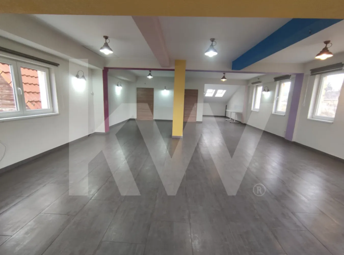 Spațiu de închiriat 80 mp utili pretabil pentru diverse activități - Vă propunem spre închiriere un spațiu comercial situat în cartierul Gușterița.

Acesta este situat la etajul doi a unui imobil și beneficiază de curte și locuri de parcare multiple.
Are o suprafață de 80 mp utili + 16 mp de terasă, și este format dintr-o încăpere mare, tip open space, și o baie.
Beneficiază de încălzire în pardoseală, aer condiționat, imobilul este izolat. 

Spațiul este pretabil pentru firme mici, sală de dansuri, pilates, aerobic, yoga, call center etc. 

Preț: 500 euro+TVA/lună + 2 garanții. 

Disponibil imediat.

Dacă prezintă interes și doriți informații adiționale, nu exitati să ne contactați!