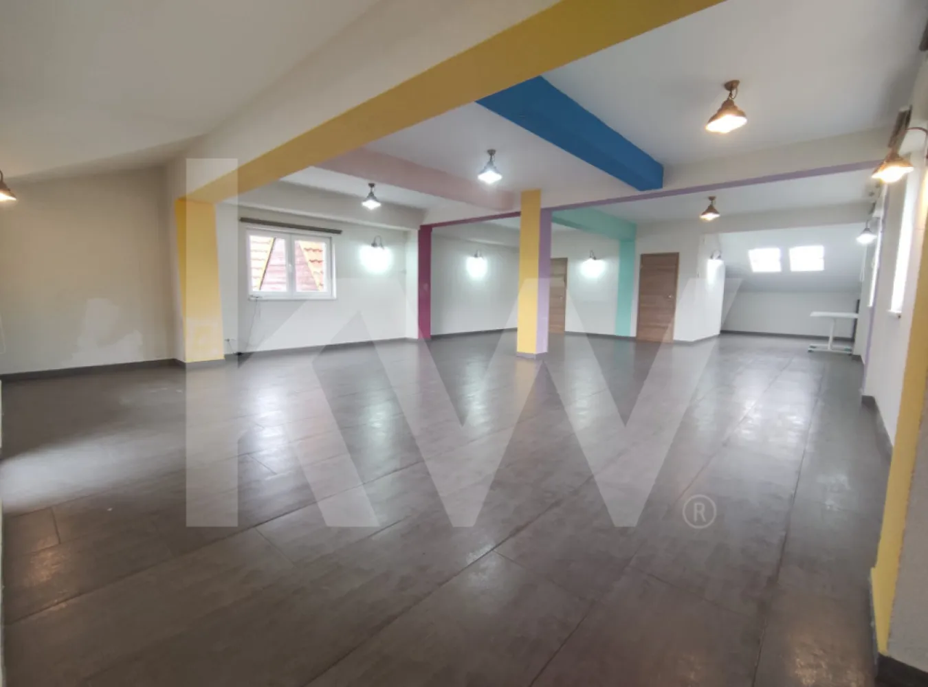 Spațiu de închiriat 80 mp utili pretabil pentru diverse activități - Vă propunem spre închiriere un spațiu comercial situat în cartierul Gușterița.

Acesta este situat la etajul doi a unui imobil și beneficiază de curte și locuri de parcare multiple.
Are o suprafață de 80 mp utili + 16 mp de terasă, și este format dintr-o încăpere mare, tip open space, și o baie.
Beneficiază de încălzire în pardoseală, aer condiționat, imobilul este izolat. 

Spațiul este pretabil pentru firme mici, sală de dansuri, pilates, aerobic, yoga, call center etc. 

Preț: 500 euro+TVA/lună + 2 garanții. 

Disponibil imediat.

Dacă prezintă interes și doriți informații adiționale, nu exitati să ne contactați!