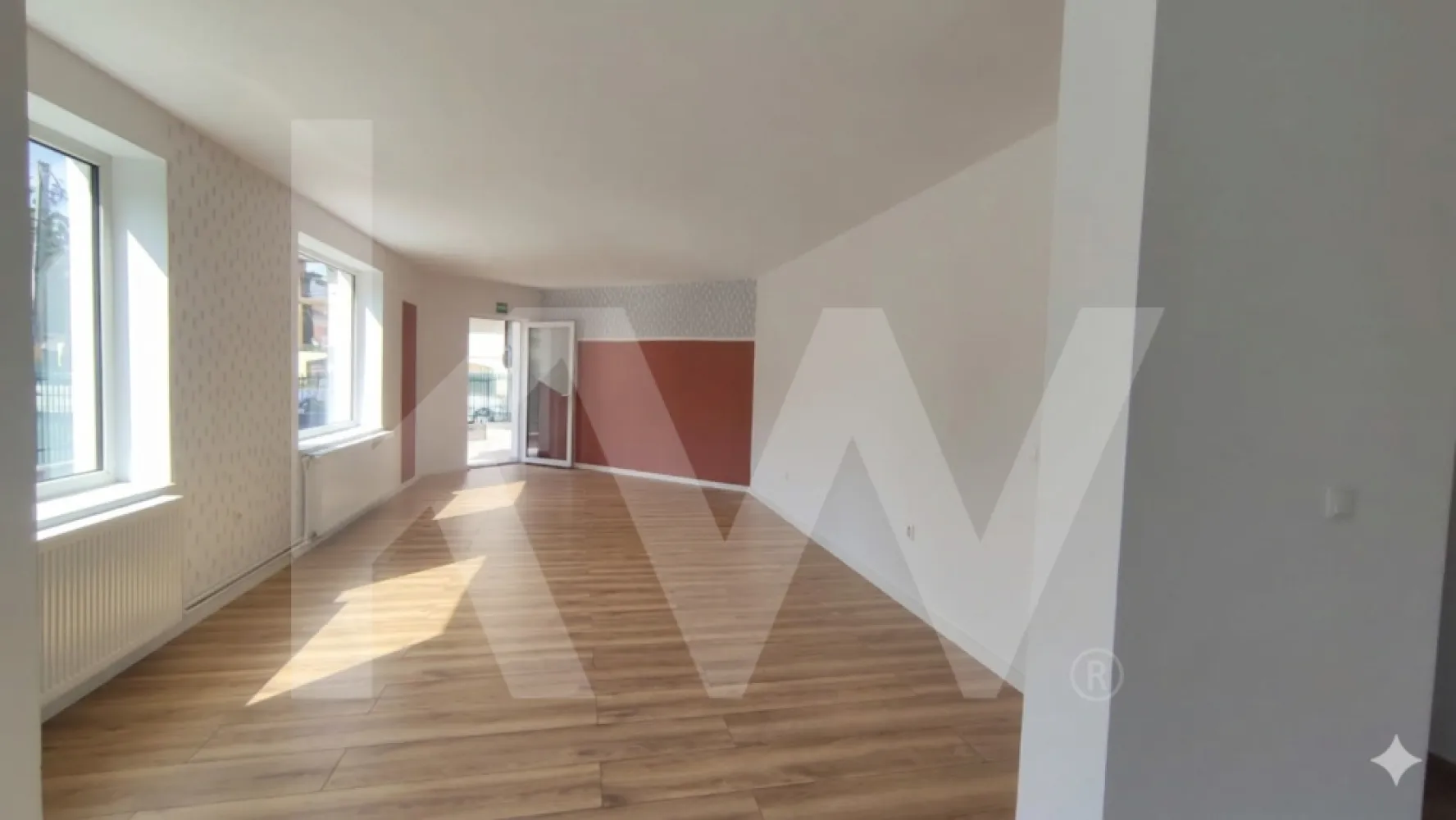 Spațiu comercial de închiriat | 62,8 mp | Cartierul Tineretului, Sibiu - Oferim spre închiriere un spațiu comercial situat la parterul unei case, în cartierul Tineretului din Sibiu, într-o zonă rezidențială liniștită.
Spațiul are o suprafață utilă de 62,8 mp, este compus din două încăperi deschise în concept open space și include o baie și loc de parcare în curte. Clădire din cărămidă, renovată în 2024.
Se dorește contract de închiriere pe termen lung.

Notă: În imediata vecinătate, în aceeași clădire, este disponibil un al doilea spațiu comercial de 30 mp, la prețul de 300€ / lună. Prin demolarea peretelui despărțitor, cele două spații pot fi unite, rezultând un spațiu total de 92,8 mp disponibil unui singur chiriaș.