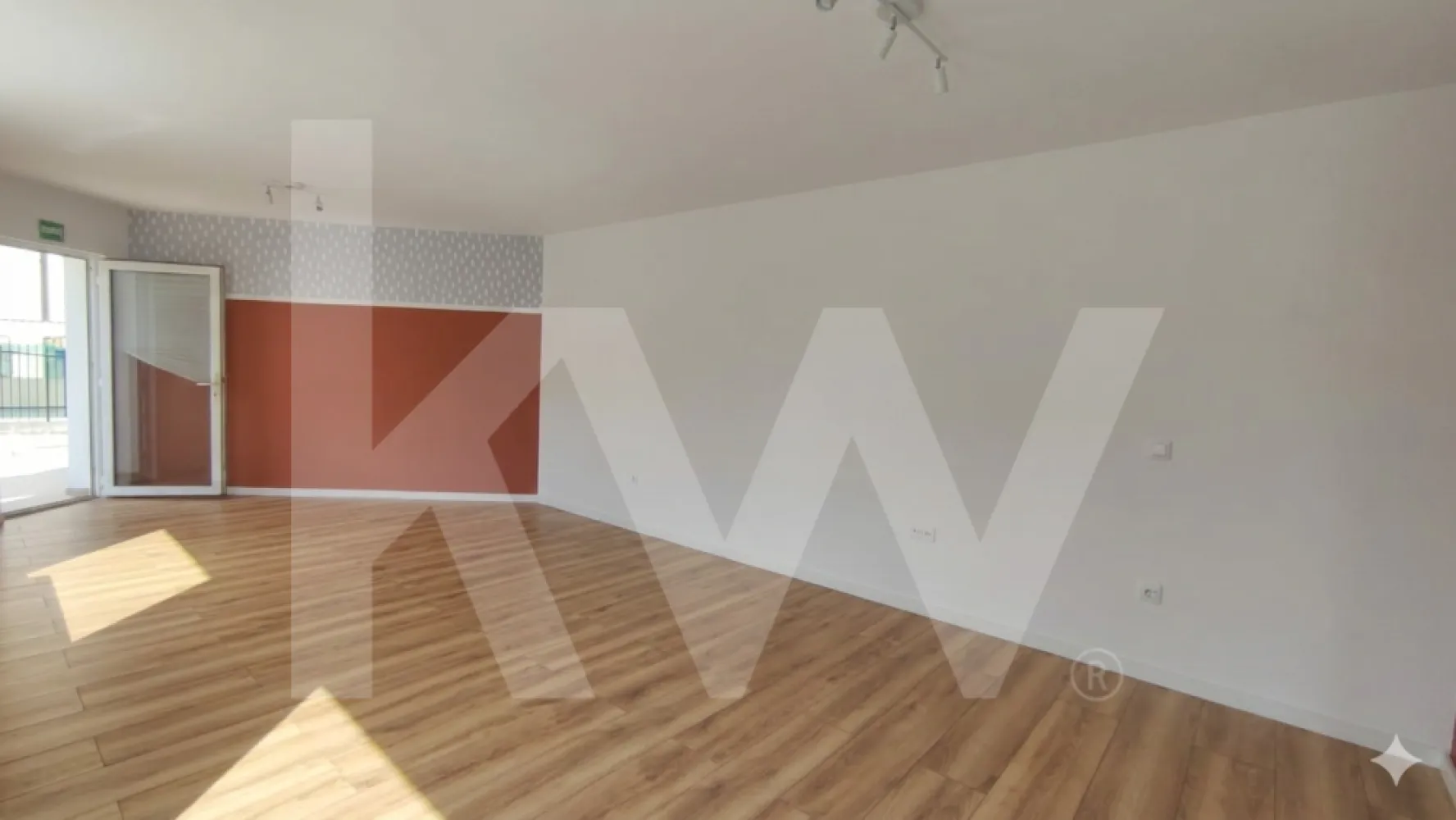 Spațiu comercial de închiriat | 62,8 mp | Cartierul Tineretului, Sibiu - Oferim spre închiriere un spațiu comercial situat la parterul unei case, în cartierul Tineretului din Sibiu, într-o zonă rezidențială liniștită.
Spațiul are o suprafață utilă de 62,8 mp, este compus din două încăperi deschise în concept open space și include o baie și loc de parcare în curte. Clădire din cărămidă, renovată în 2024.
Se dorește contract de închiriere pe termen lung.

Notă: În imediata vecinătate, în aceeași clădire, este disponibil un al doilea spațiu comercial de 30 mp, la prețul de 300€ / lună. Prin demolarea peretelui despărțitor, cele două spații pot fi unite, rezultând un spațiu total de 92,8 mp disponibil unui singur chiriaș.