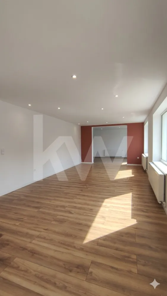 Spațiu comercial de închiriat | 62,8 mp | Cartierul Tineretului, Sibiu - Oferim spre închiriere un spațiu comercial situat la parterul unei case, în cartierul Tineretului din Sibiu, într-o zonă rezidențială liniștită.
Spațiul are o suprafață utilă de 62,8 mp, este compus din două încăperi deschise în concept open space și include o baie și loc de parcare în curte. Clădire din cărămidă, renovată în 2024.
Se dorește contract de închiriere pe termen lung.

Notă: În imediata vecinătate, în aceeași clădire, este disponibil un al doilea spațiu comercial de 30 mp, la prețul de 300€ / lună. Prin demolarea peretelui despărțitor, cele două spații pot fi unite, rezultând un spațiu total de 92,8 mp disponibil unui singur chiriaș.
