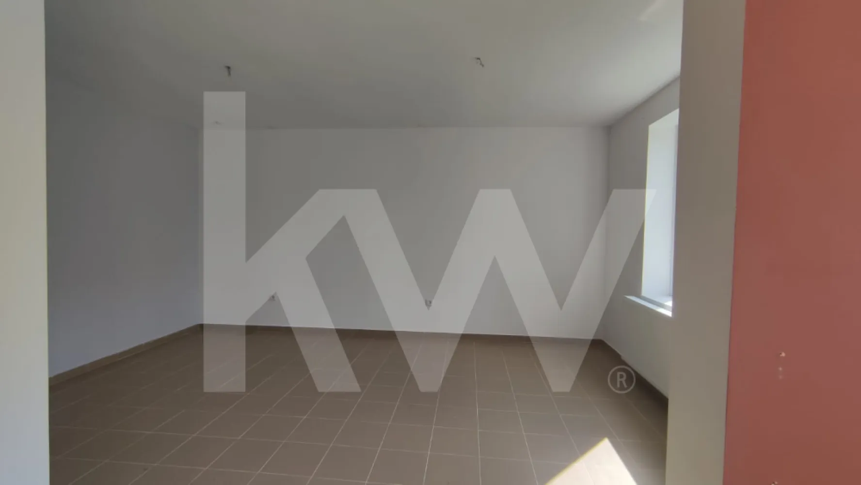 Spațiu comercial de închiriat | 62,8 mp | Cartierul Tineretului, Sibiu - Oferim spre închiriere un spațiu comercial situat la parterul unei case, în cartierul Tineretului din Sibiu, într-o zonă rezidențială liniștită.
Spațiul are o suprafață utilă de 62,8 mp, este compus din două încăperi deschise în concept open space și include o baie și loc de parcare în curte. Clădire din cărămidă, renovată în 2024.
Se dorește contract de închiriere pe termen lung.

Notă: În imediata vecinătate, în aceeași clădire, este disponibil un al doilea spațiu comercial de 30 mp, la prețul de 300€ / lună. Prin demolarea peretelui despărțitor, cele două spații pot fi unite, rezultând un spațiu total de 92,8 mp disponibil unui singur chiriaș.