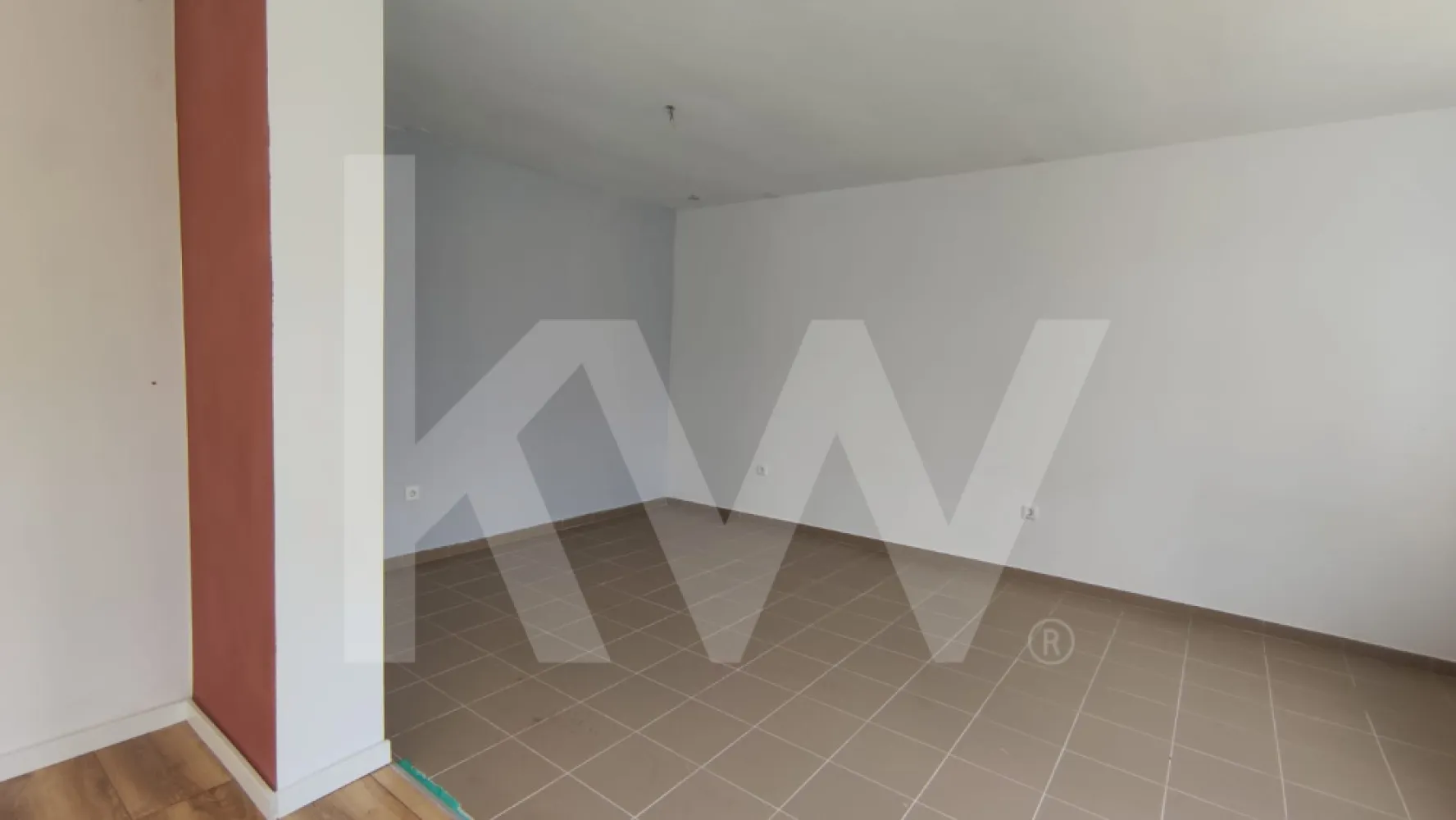 Spațiu comercial de închiriat | 62,8 mp | Cartierul Tineretului, Sibiu - Oferim spre închiriere un spațiu comercial situat la parterul unei case, în cartierul Tineretului din Sibiu, într-o zonă rezidențială liniștită.
Spațiul are o suprafață utilă de 62,8 mp, este compus din două încăperi deschise în concept open space și include o baie și loc de parcare în curte. Clădire din cărămidă, renovată în 2024.
Se dorește contract de închiriere pe termen lung.

Notă: În imediata vecinătate, în aceeași clădire, este disponibil un al doilea spațiu comercial de 30 mp, la prețul de 300€ / lună. Prin demolarea peretelui despărțitor, cele două spații pot fi unite, rezultând un spațiu total de 92,8 mp disponibil unui singur chiriaș.