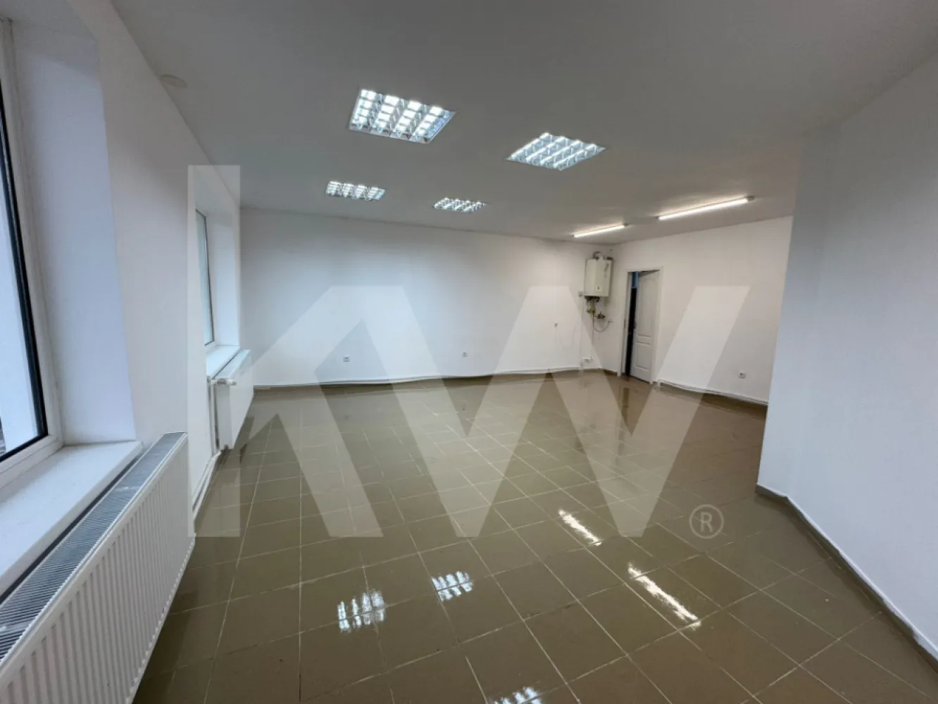 Spațiu comercial de închiriat | 30 mp | Cartierul Tineretului, Sibiu - Vă propunem spre închiriere un spațiu comercial situat în cartierul tineretului, într-o zonă foarte liniștită - zona cartierul tineretului.

Acesta este situat la parterul unei case și beneficiază de curte. 
Are o suprafață de 30 mp utili, și este format dintr-o încăpere mare, tip open space, și o baie.
Se dorește contract de închiriere pe termen lung.

Dacă prezintă interes și doriți informații adiționale, nu exitati să ne contactați!

Notă: În imediata vecinătate, în aceeași clădire, este disponibil un al doilea spațiu comercial de 62,8 mp, la prețul de 500€ / lună. Prin demolarea peretelui despărțitor, cele două spații pot fi unite, rezultând un spațiu total de 92,8 mp disponibil unui singur chiriaș.