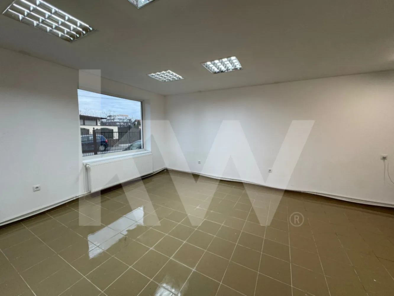 Spațiu comercial de închiriat | 30 mp | Cartierul Tineretului, Sibiu - Vă propunem spre închiriere un spațiu comercial situat în cartierul tineretului, într-o zonă foarte liniștită - zona cartierul tineretului.

Acesta este situat la parterul unei case și beneficiază de curte. 
Are o suprafață de 30 mp utili, și este format dintr-o încăpere mare, tip open space, și o baie.
Se dorește contract de închiriere pe termen lung.

Dacă prezintă interes și doriți informații adiționale, nu exitati să ne contactați!

Notă: În imediata vecinătate, în aceeași clădire, este disponibil un al doilea spațiu comercial de 62,8 mp, la prețul de 500€ / lună. Prin demolarea peretelui despărțitor, cele două spații pot fi unite, rezultând un spațiu total de 92,8 mp disponibil unui singur chiriaș.