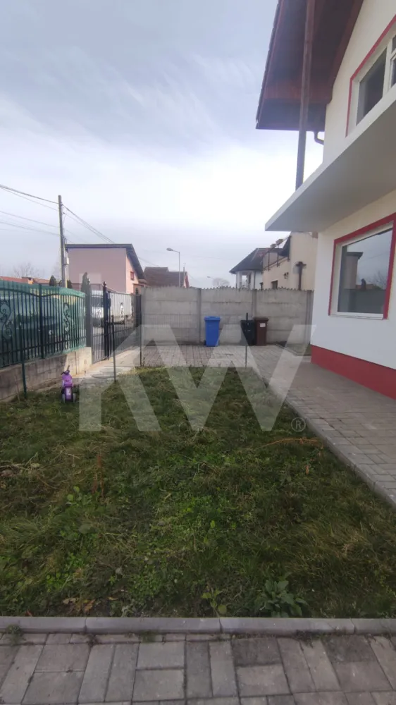 Spațiu comercial de închiriat | 30 mp | Cartierul Tineretului, Sibiu - Vă propunem spre închiriere un spațiu comercial situat în cartierul tineretului, într-o zonă foarte liniștită - zona cartierul tineretului.

Acesta este situat la parterul unei case și beneficiază de curte. 
Are o suprafață de 30 mp utili, și este format dintr-o încăpere mare, tip open space, și o baie.
Se dorește contract de închiriere pe termen lung.

Dacă prezintă interes și doriți informații adiționale, nu exitati să ne contactați!

Notă: În imediata vecinătate, în aceeași clădire, este disponibil un al doilea spațiu comercial de 62,8 mp, la prețul de 500€ / lună. Prin demolarea peretelui despărțitor, cele două spații pot fi unite, rezultând un spațiu total de 92,8 mp disponibil unui singur chiriaș.