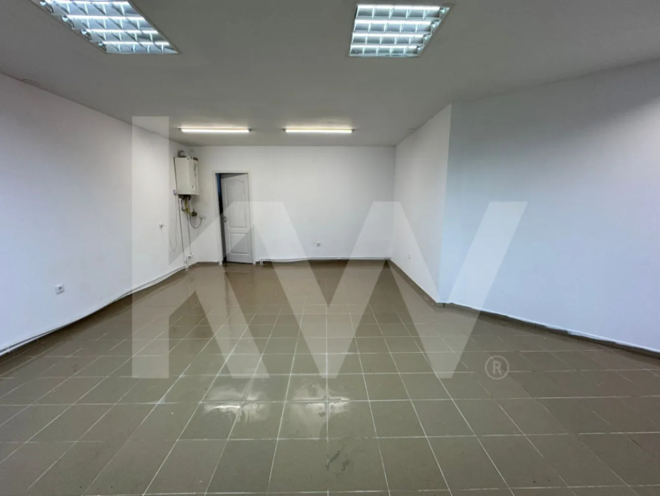 Spațiu comercial de închiriat | 30 mp | Cartierul Tineretului, Sibiu - Vă propunem spre închiriere un spațiu comercial situat în cartierul tineretului, într-o zonă foarte liniștită - zona cartierul tineretului.

Acesta este situat la parterul unei case și beneficiază de curte. 
Are o suprafață de 30 mp utili, și este format dintr-o încăpere mare, tip open space, și o baie.
Se dorește contract de închiriere pe termen lung.

Dacă prezintă interes și doriți informații adiționale, nu exitati să ne contactați!

Notă: În imediata vecinătate, în aceeași clădire, este disponibil un al doilea spațiu comercial de 62,8 mp, la prețul de 500€ / lună. Prin demolarea peretelui despărțitor, cele două spații pot fi unite, rezultând un spațiu total de 92,8 mp disponibil unui singur chiriaș.